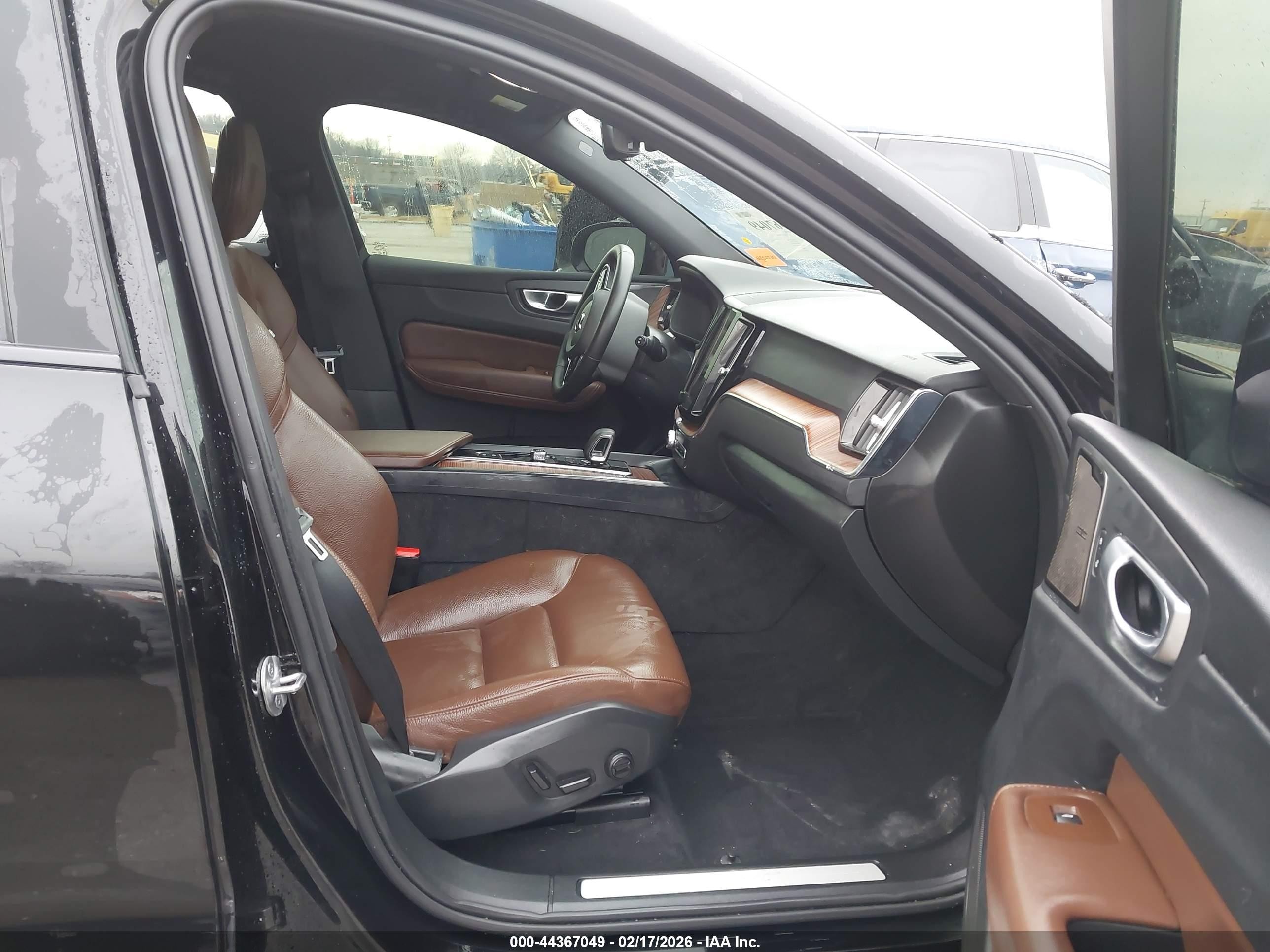 2024 Volvo Xc60 Recharge Plug-in Hybrid T8 Plus Dark Theme Black vin: YV4H60DL2R1782974