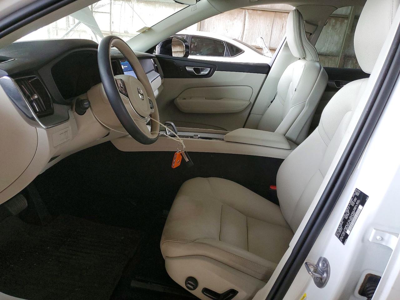 2024 Volvo Xc60 Plus White vin: YV4H60DL2R1878118