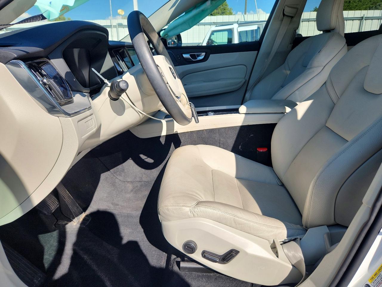 2024 Volvo Xc60 Plus White vin: YV4H60DL3R1823578