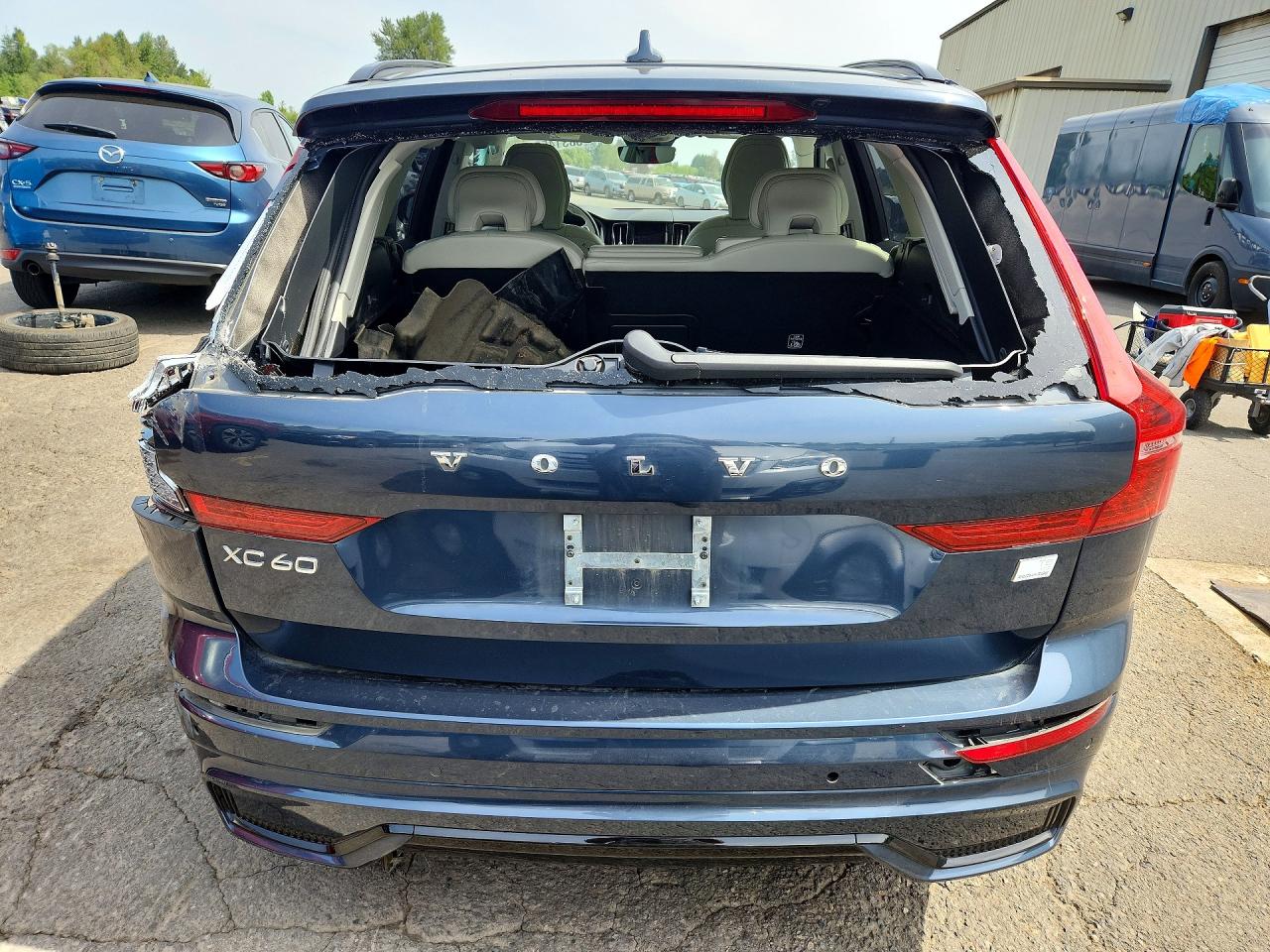 2024 Volvo Xc60 Ultimate Blue vin: YV4H60DM3R1918022