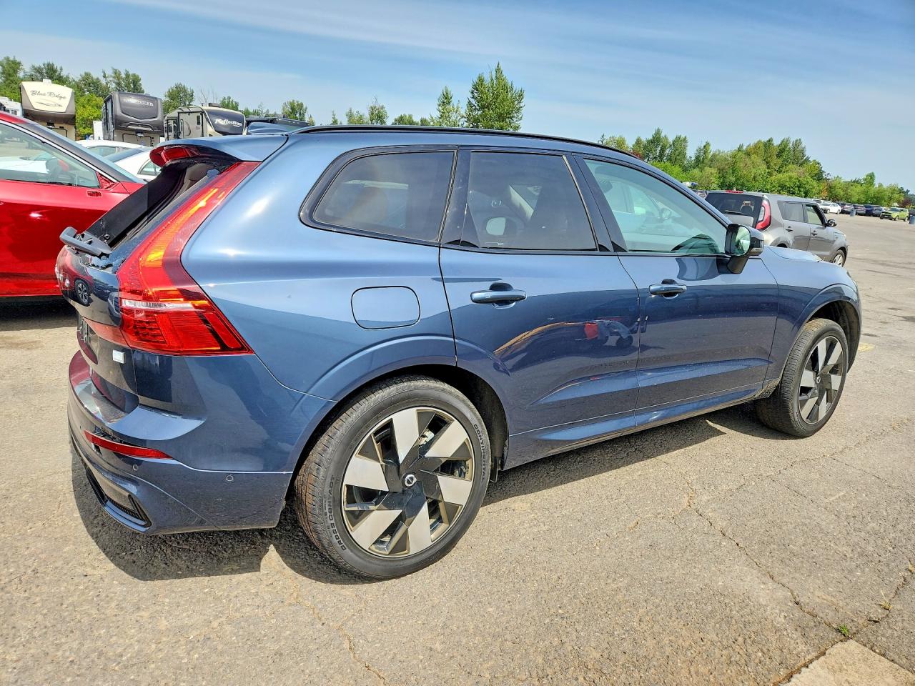 2024 Volvo Xc60 Ultimate Blue vin: YV4H60DM3R1918022