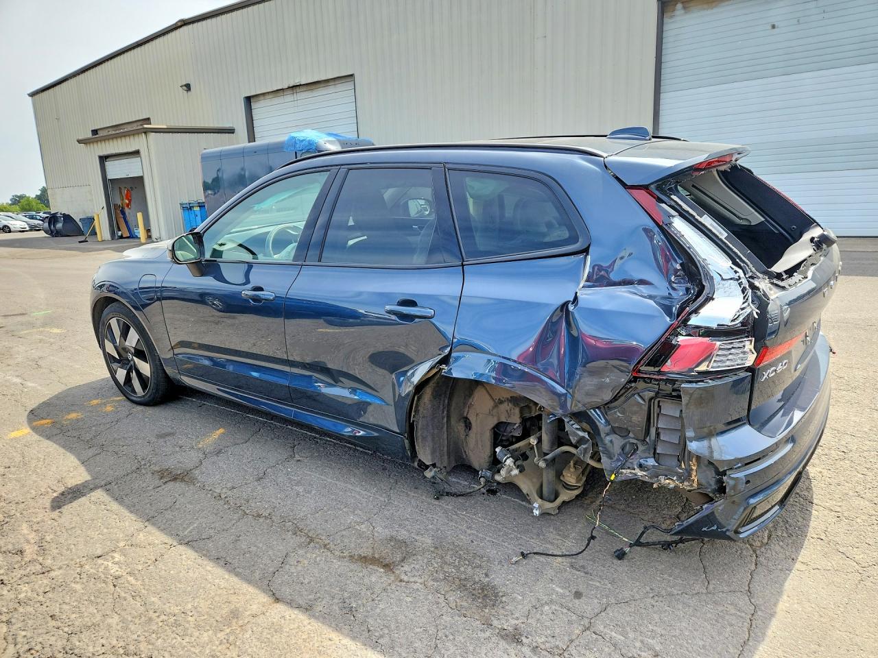 2024 Volvo Xc60 Ultimate Blue vin: YV4H60DM3R1918022