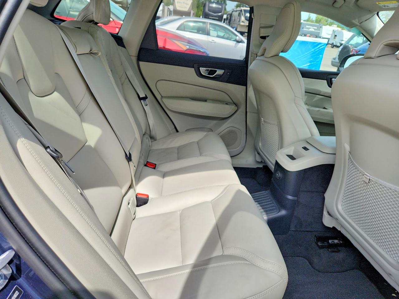 2024 Volvo Xc60 Ultimate Blue vin: YV4H60DM3R1918022
