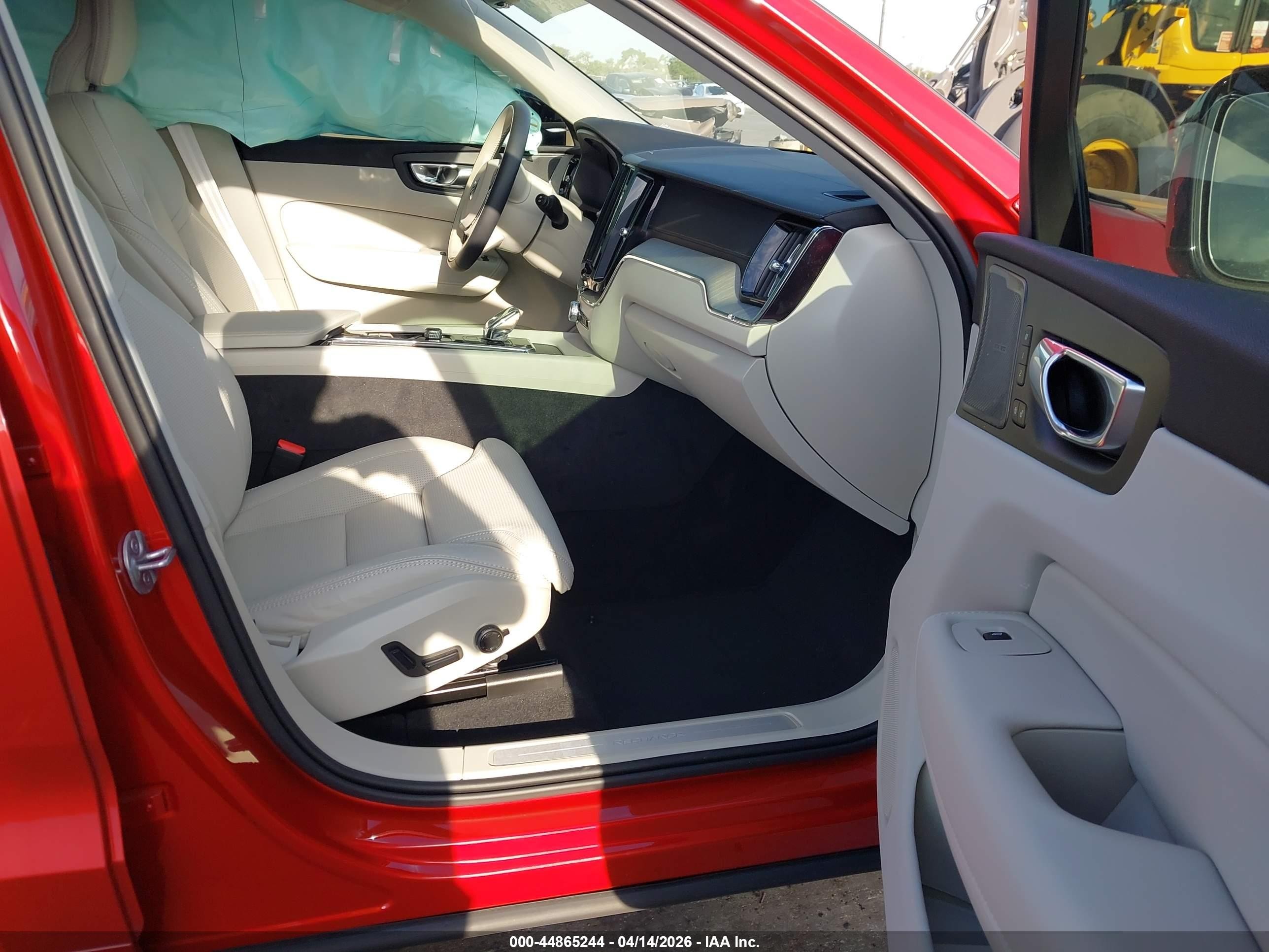 2024 Volvo Xc60 Recharge Plug-in Hybrid T8 Ultimate Dark Theme Orange vin: YV4H60DM4R1941521