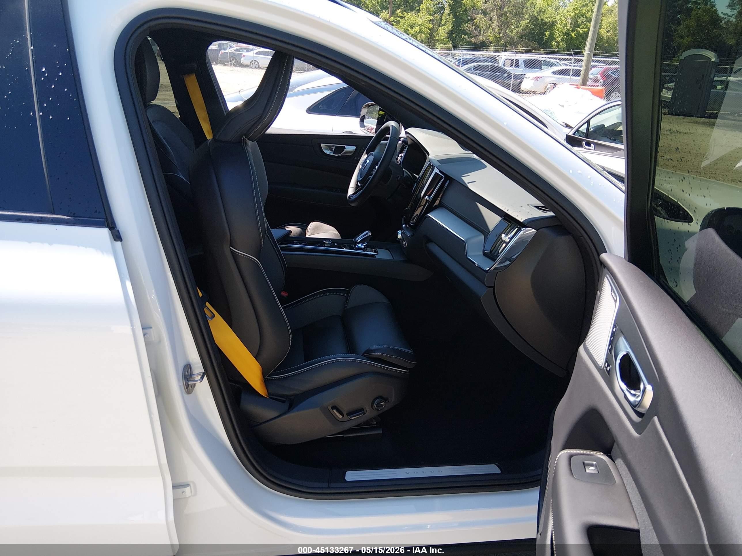 2024 Volvo Xc60 Recharge Plug-in Hybrid T8 Polestar Engineered White vin: YV4H60DP6R1898360