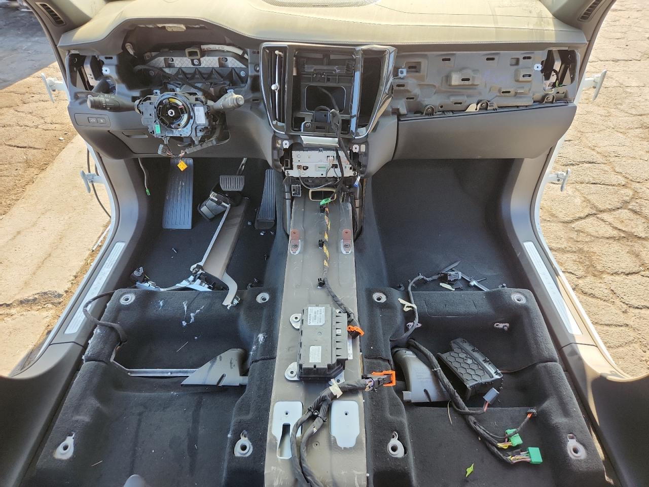 2025 Volvo Xc90 Plus White vin: YV4H60PB8S1379008 Damage: Radio Display/Touch Screen, Missing, Replacement Required