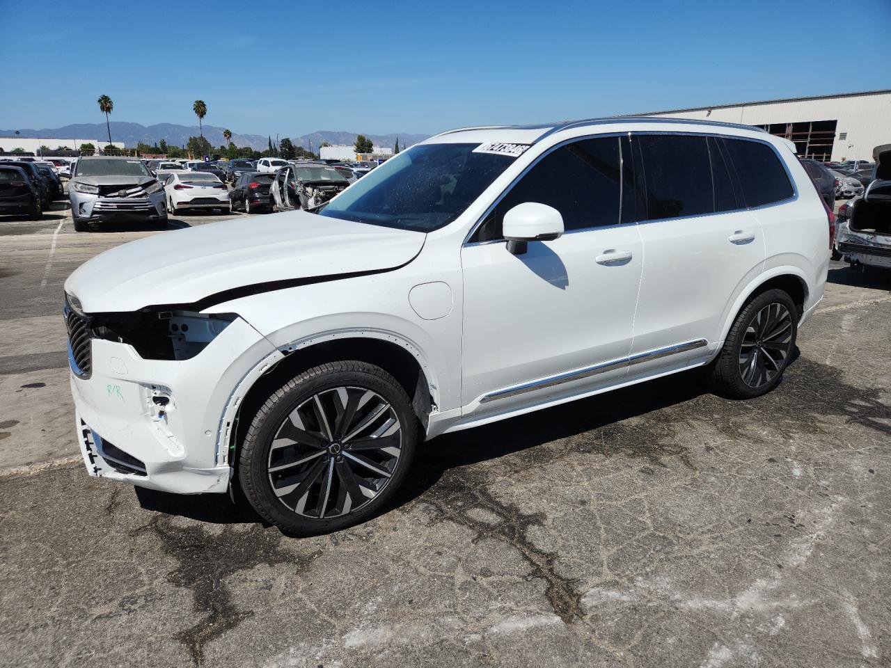 2025 Volvo Xc90 Ultra White vin: YV4H60PG9S1363637 Damage: Left Front Wheel Opening Mldg, Broken, Replacement Required
