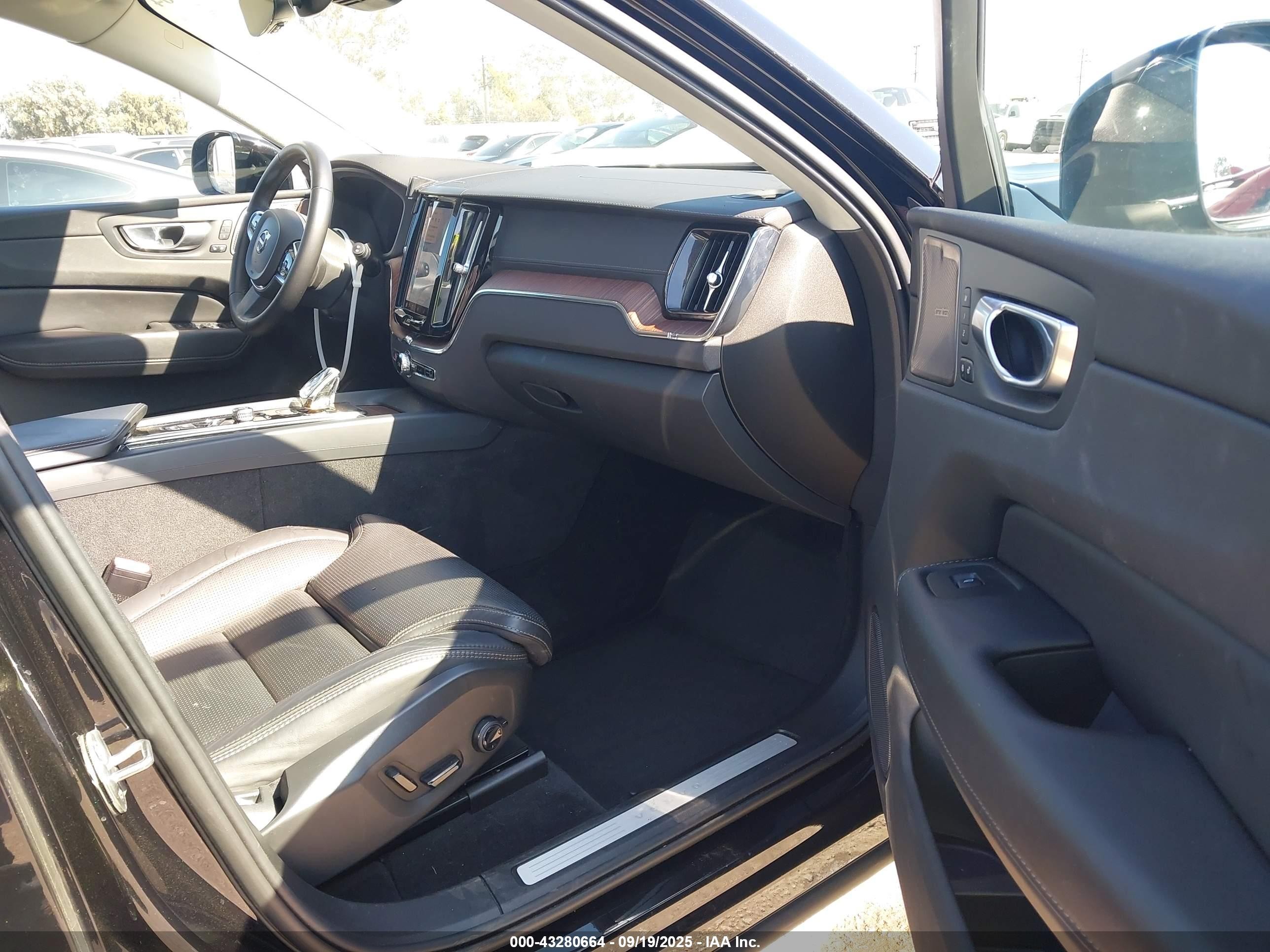 2023 Volvo Xc60 B5 Ultimate Bright Theme Black vin: YV4L12DA9P1395144