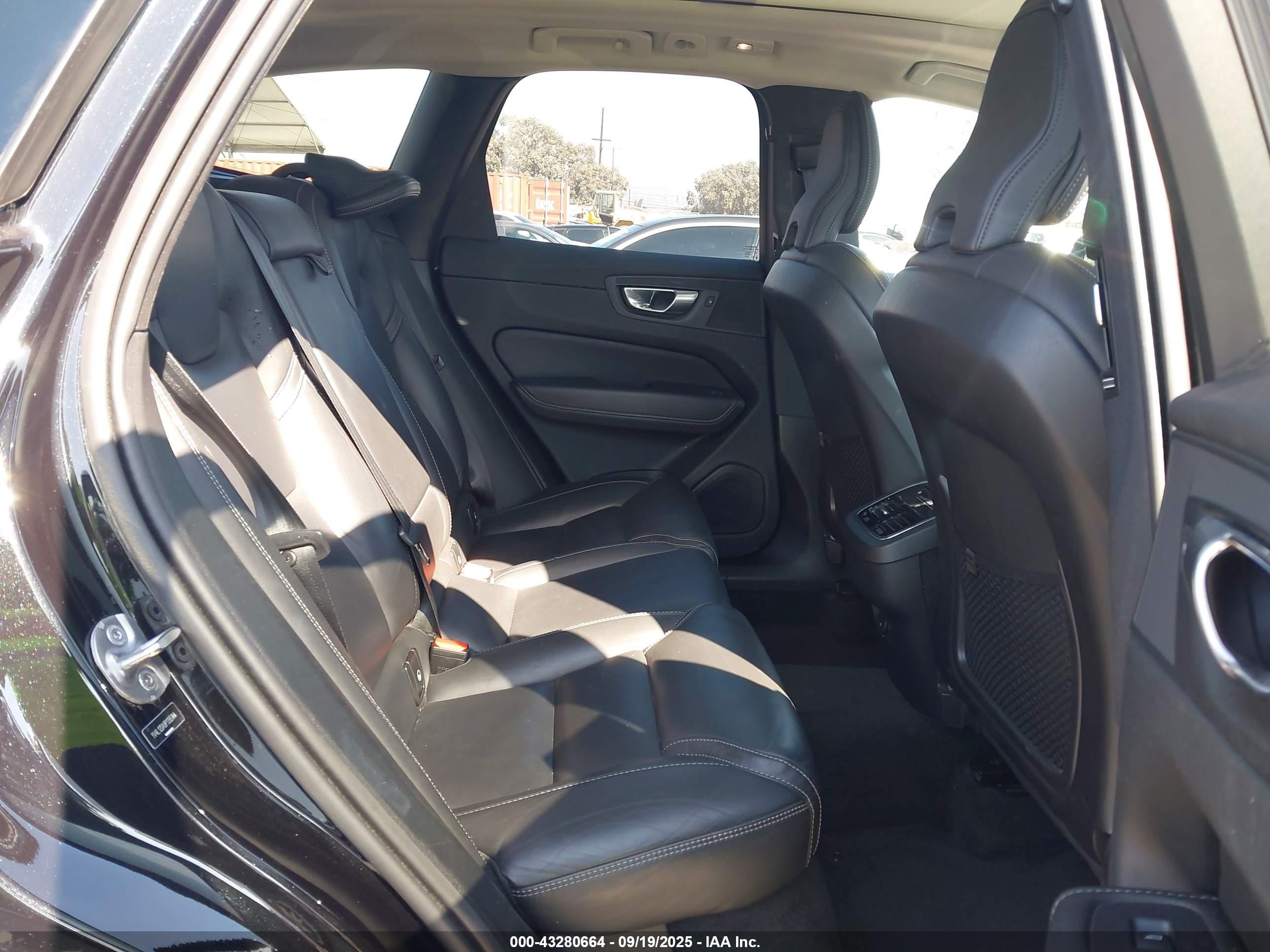 2023 Volvo Xc60 B5 Ultimate Bright Theme Black vin: YV4L12DA9P1395144