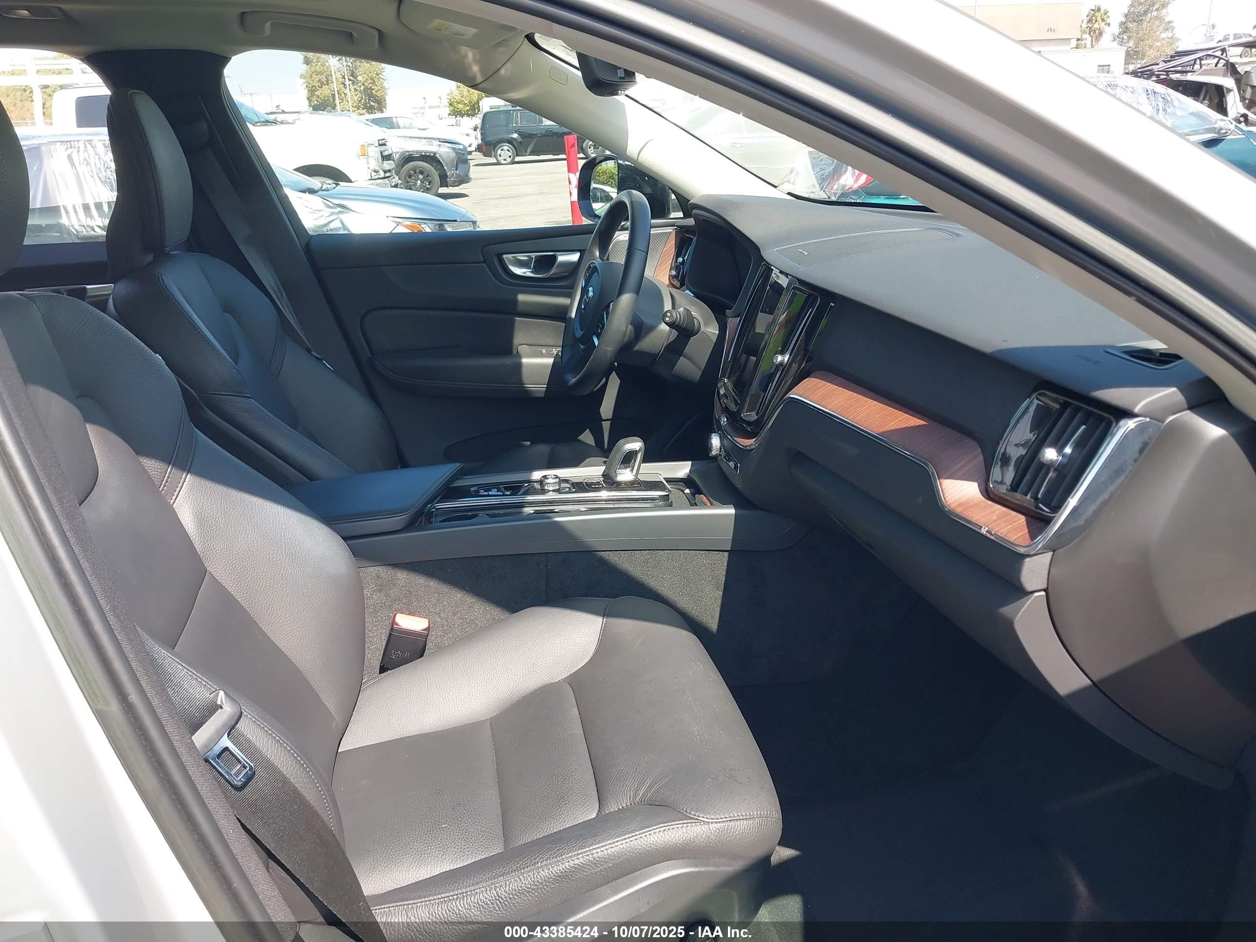 2023 Volvo Xc60 B5 Plus Dark Theme Silver vin: YV4L12DL6P1375869