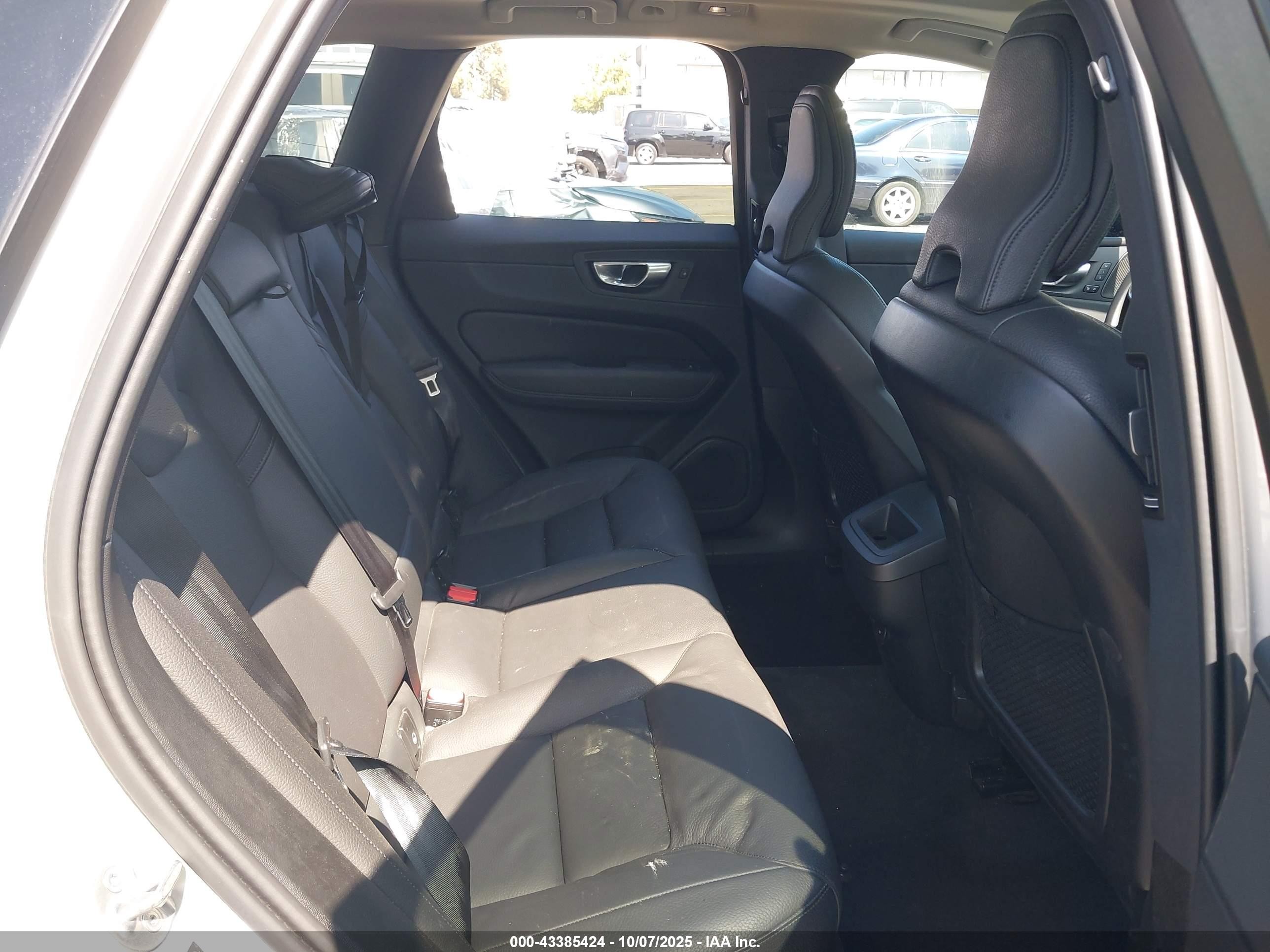 2023 Volvo Xc60 B5 Plus Dark Theme Silver vin: YV4L12DL6P1375869