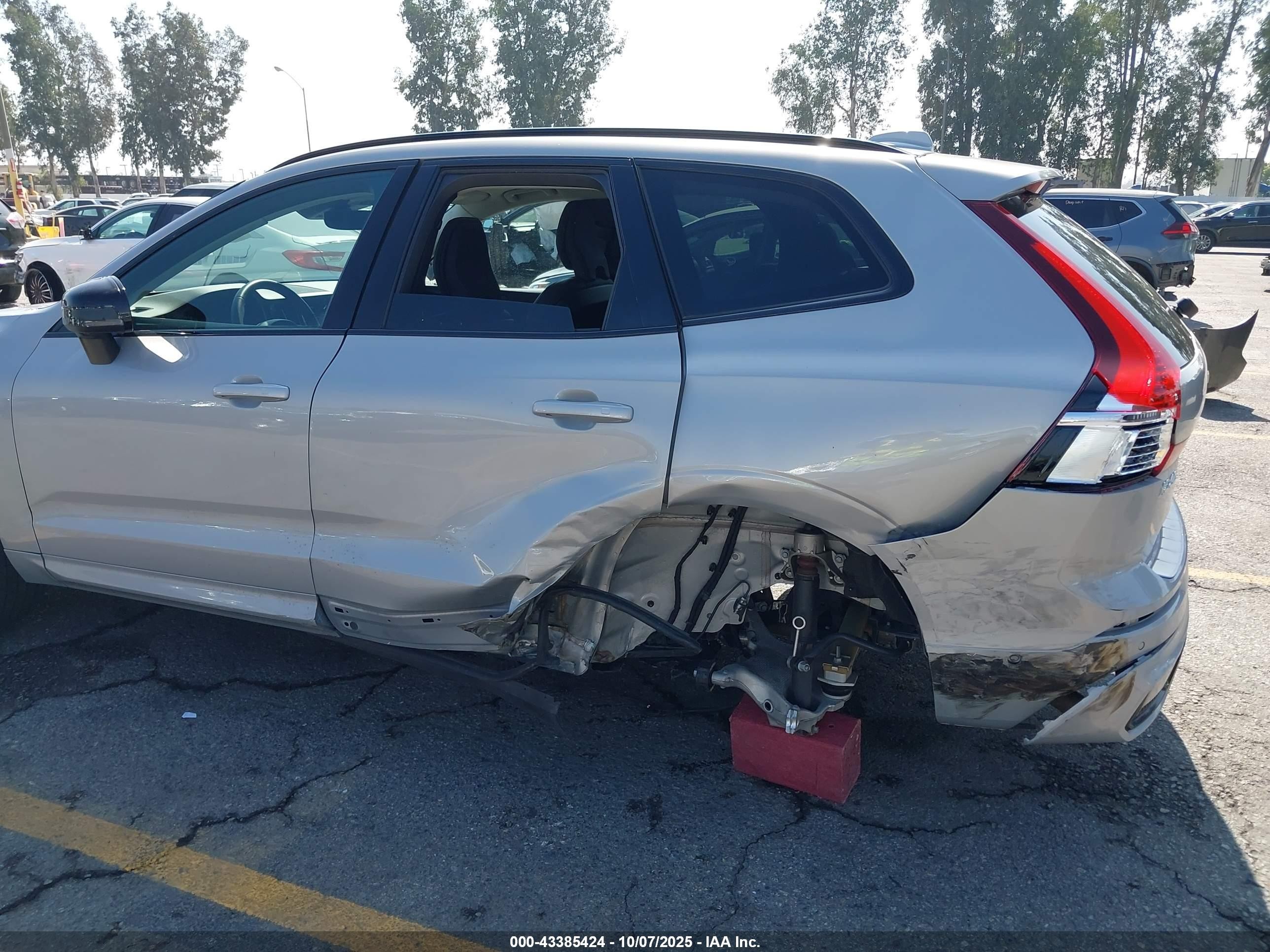 2023 Volvo Xc60 B5 Plus Dark Theme Silver vin: YV4L12DL6P1375869