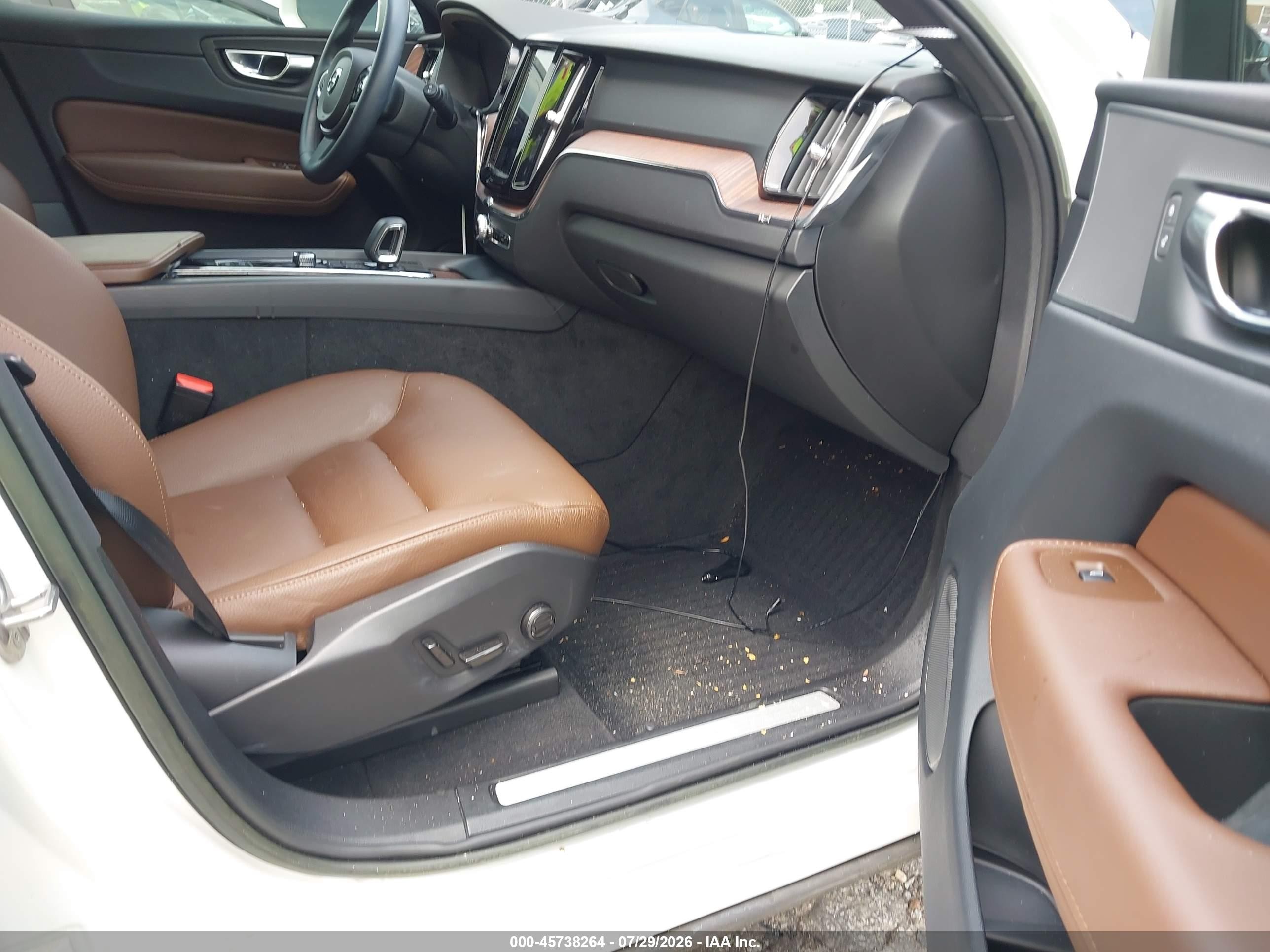 2023 Volvo Xc60 B5 Plus Bright Theme White vin: YV4L12DNXP1259558