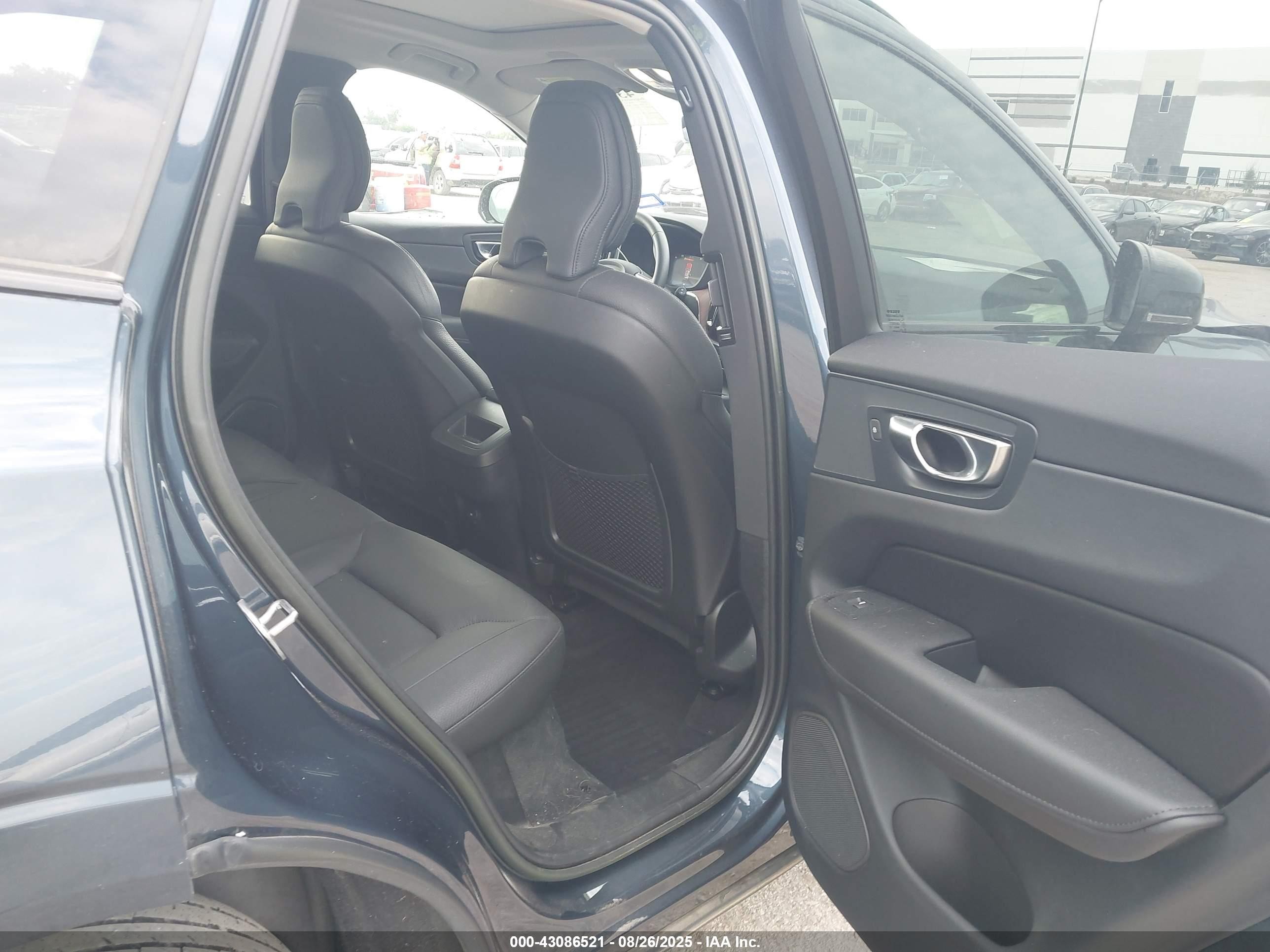 2023 Volvo Xc60 B5 Plus Dark Theme Blue vin: YV4L12DW4P1305863