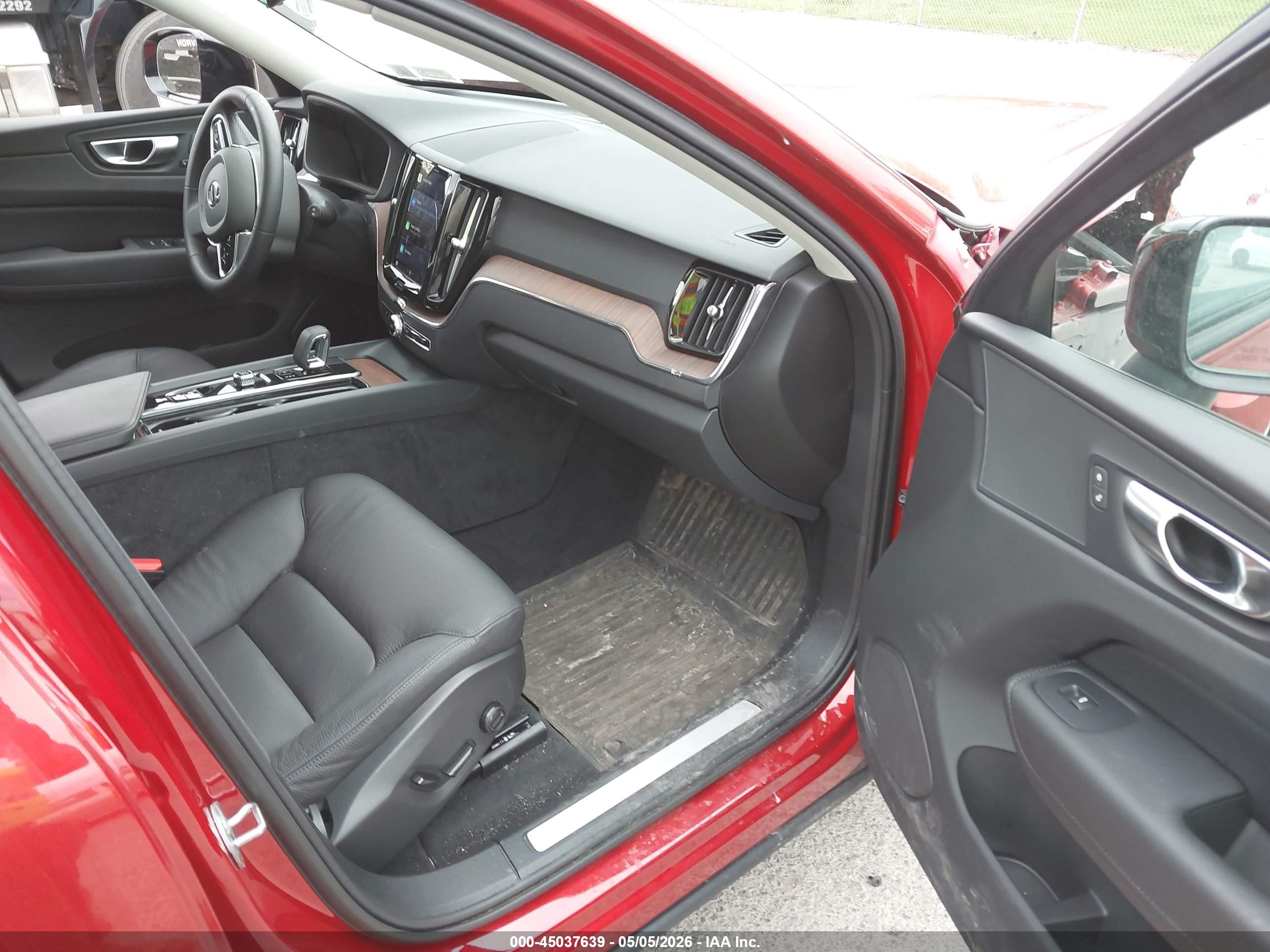 2023 Volvo Xc60 B5 Plus Dark Theme Red vin: YV4L12RW2P1383275
