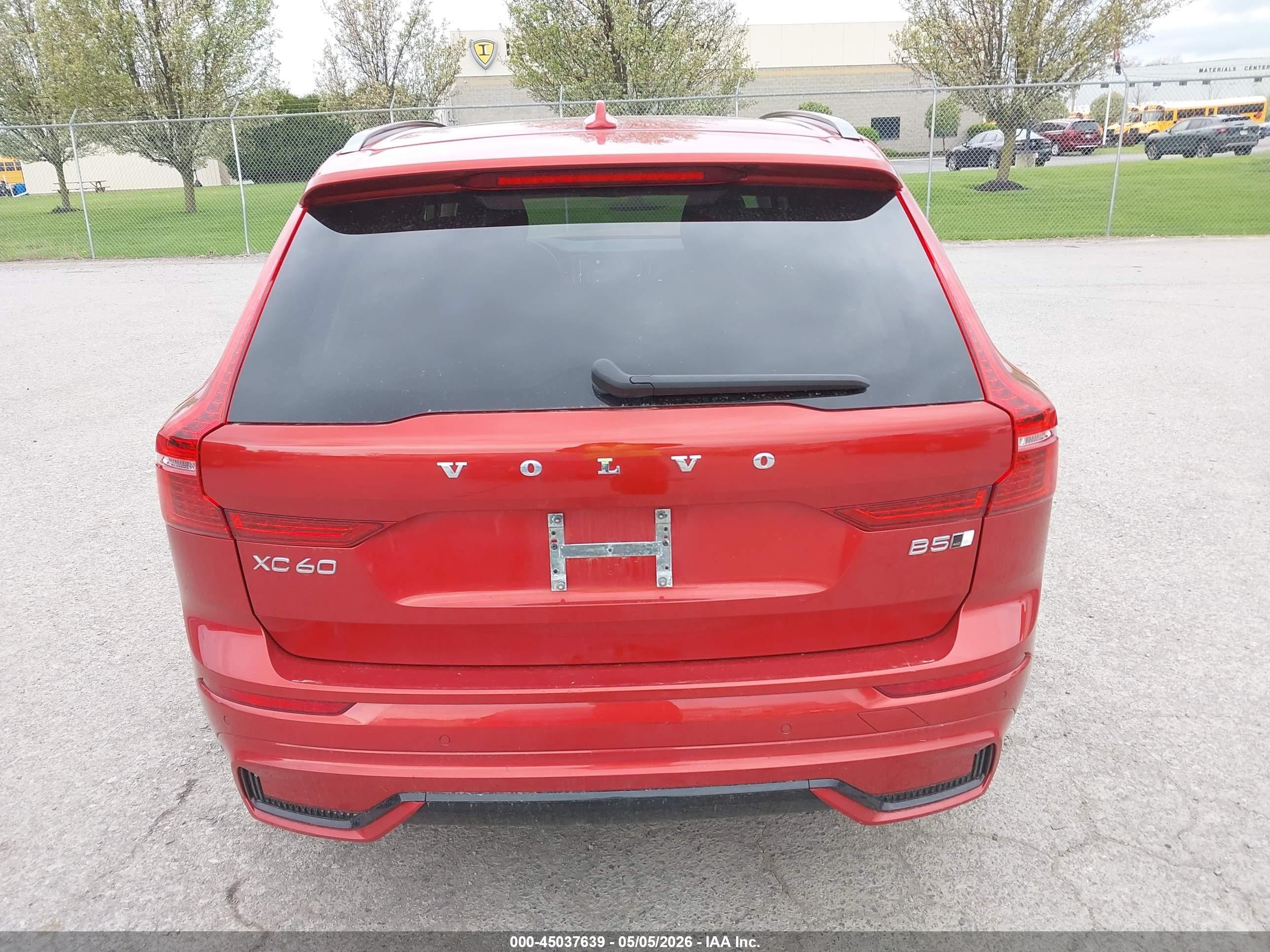 2023 Volvo Xc60 B5 Plus Dark Theme Red vin: YV4L12RW2P1383275