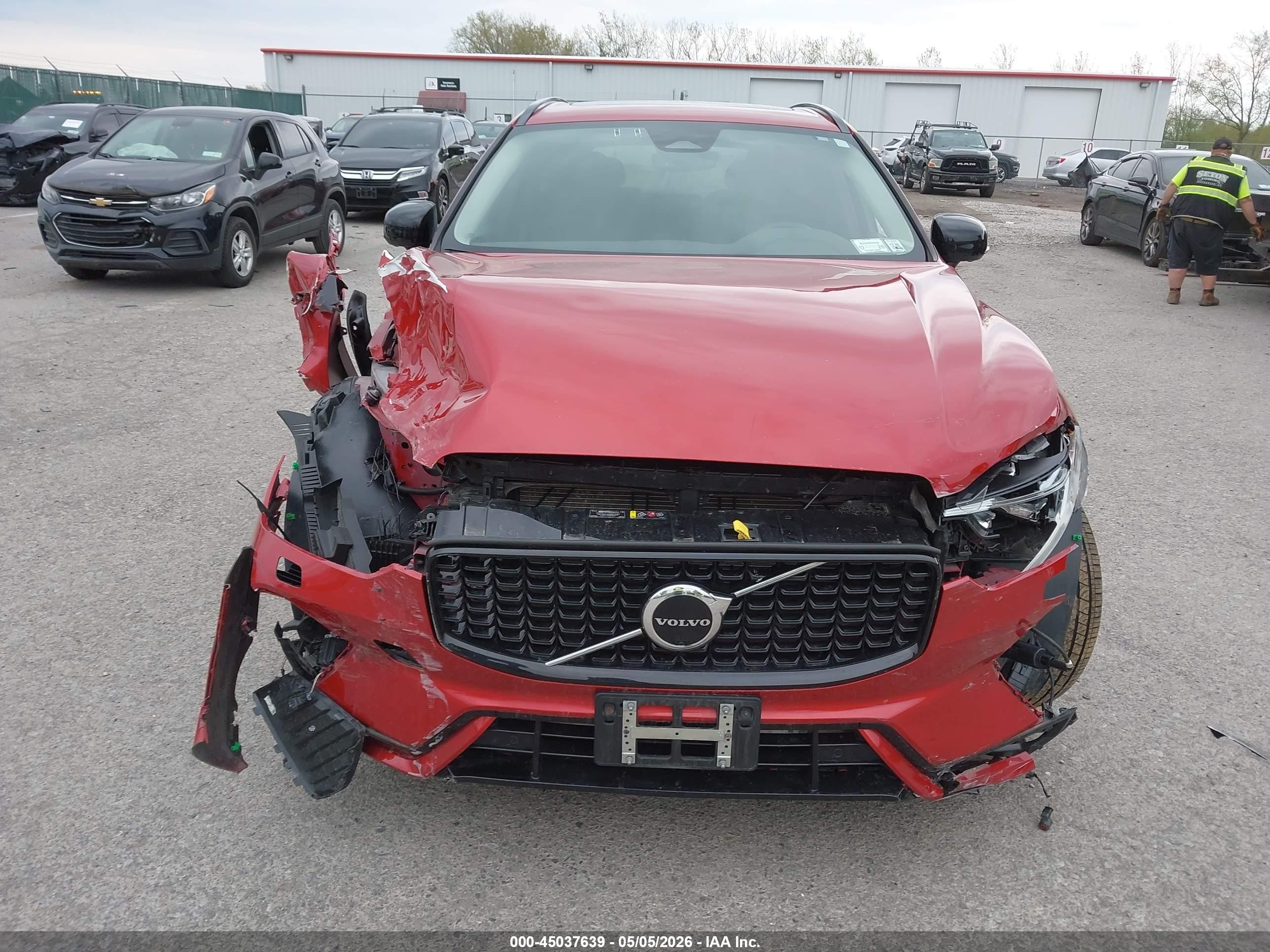 2023 Volvo Xc60 B5 Plus Dark Theme Red vin: YV4L12RW2P1383275