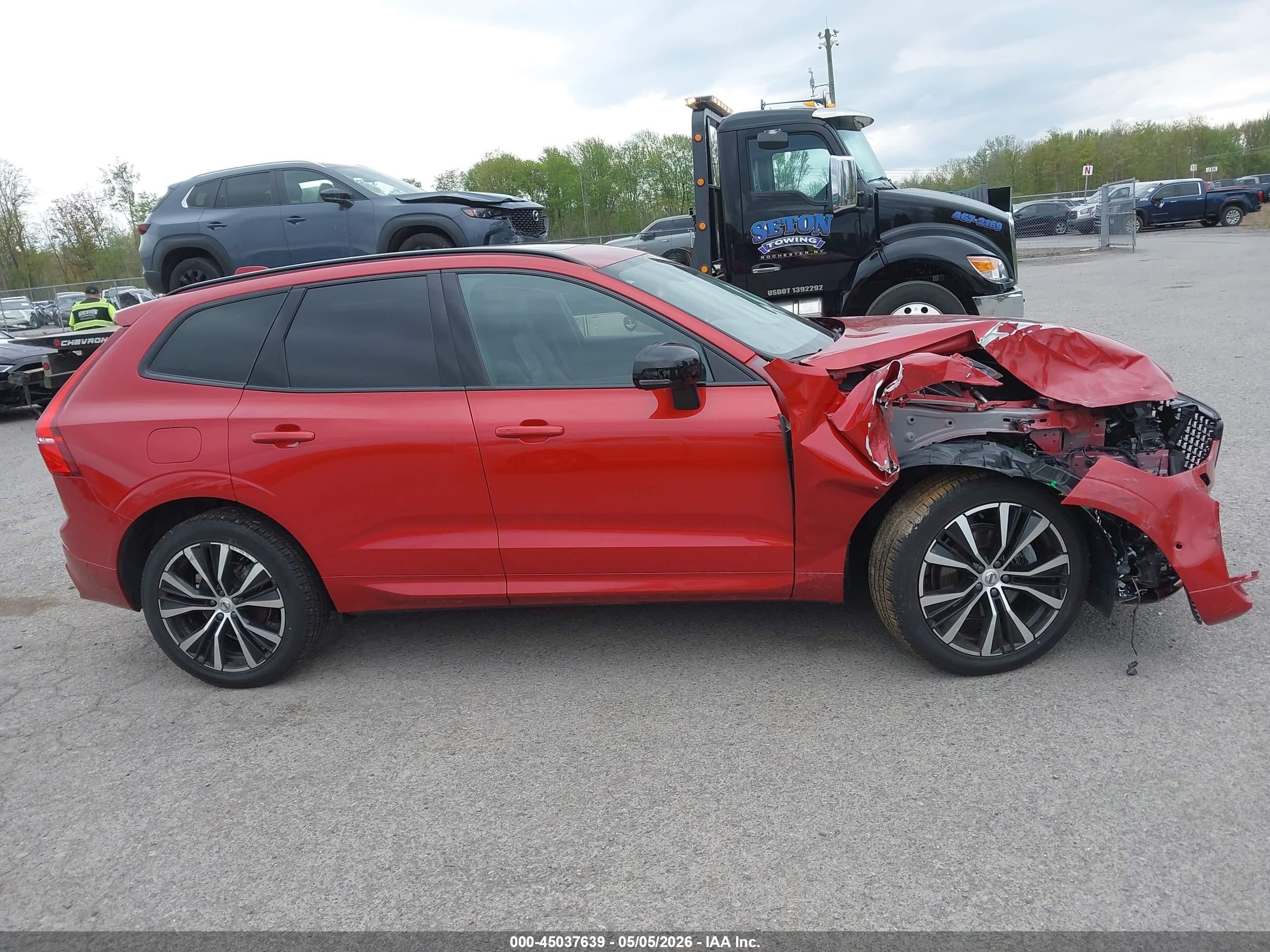 2023 Volvo Xc60 B5 Plus Dark Theme Red vin: YV4L12RW2P1383275