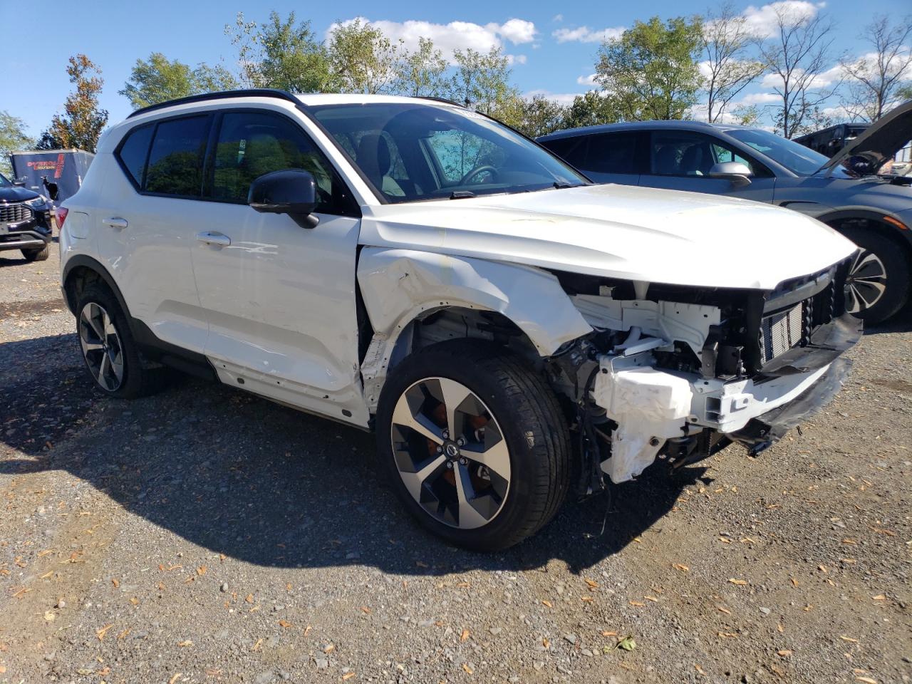 2025 Volvo Xc40 Plus White vin: YV4L12UC8S2459792