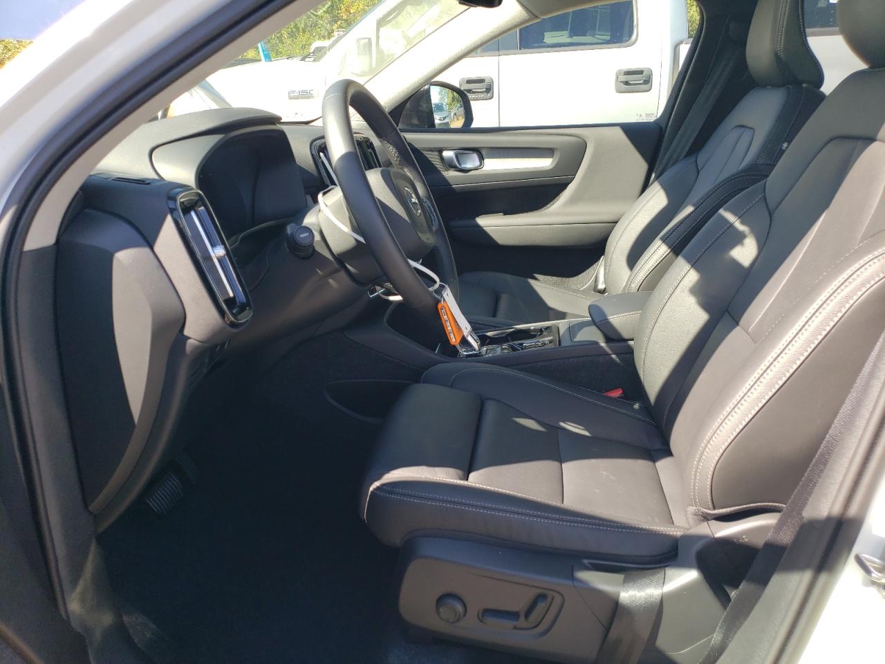 2025 Volvo Xc40 Plus White vin: YV4L12UC8S2459792