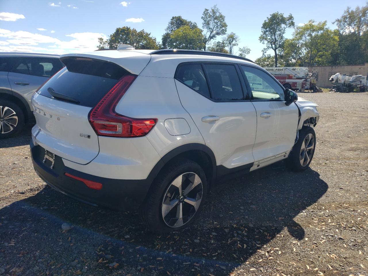 2025 Volvo Xc40 Plus White vin: YV4L12UC8S2459792