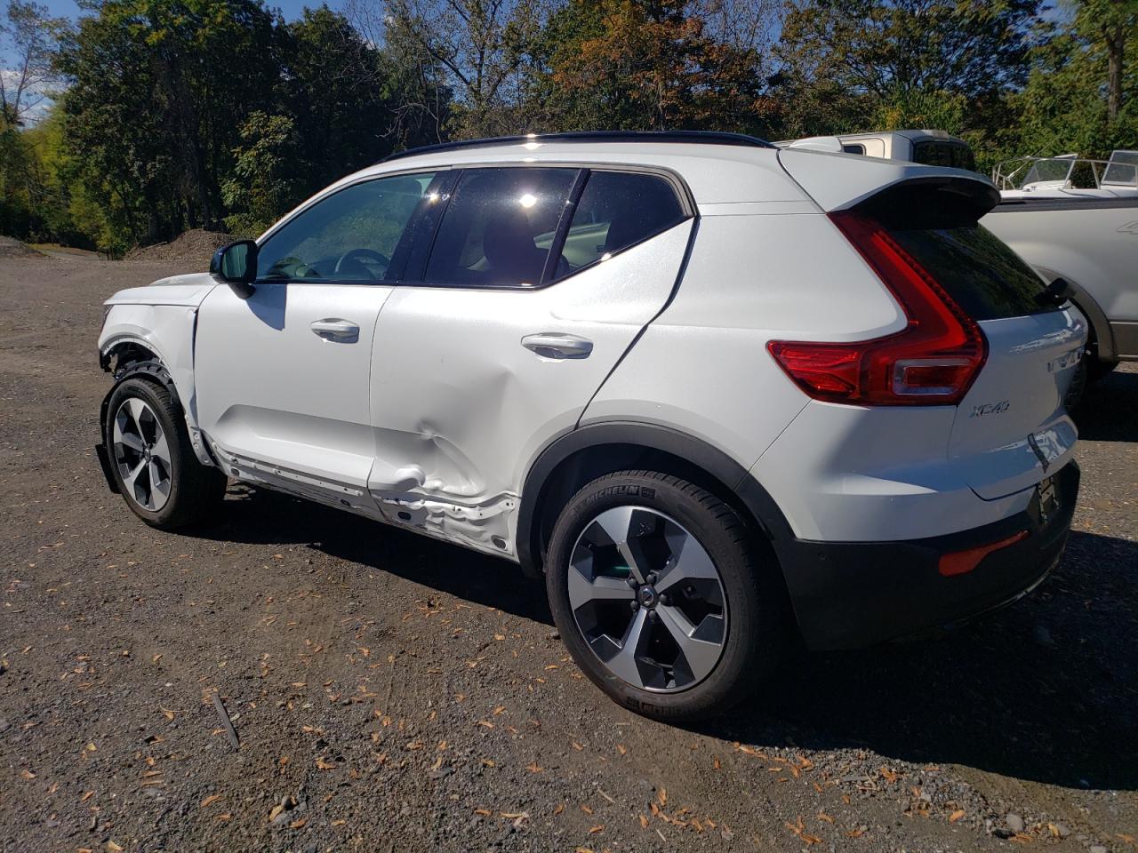 2025 Volvo Xc40 Plus White vin: YV4L12UC8S2459792