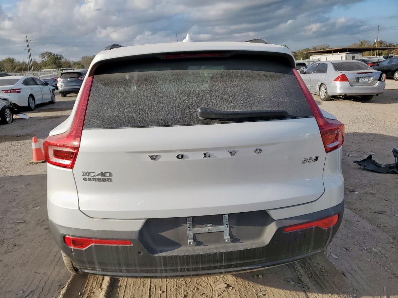 2025 Volvo Xc40 Plus White vin: YV4L12UCXS2598323