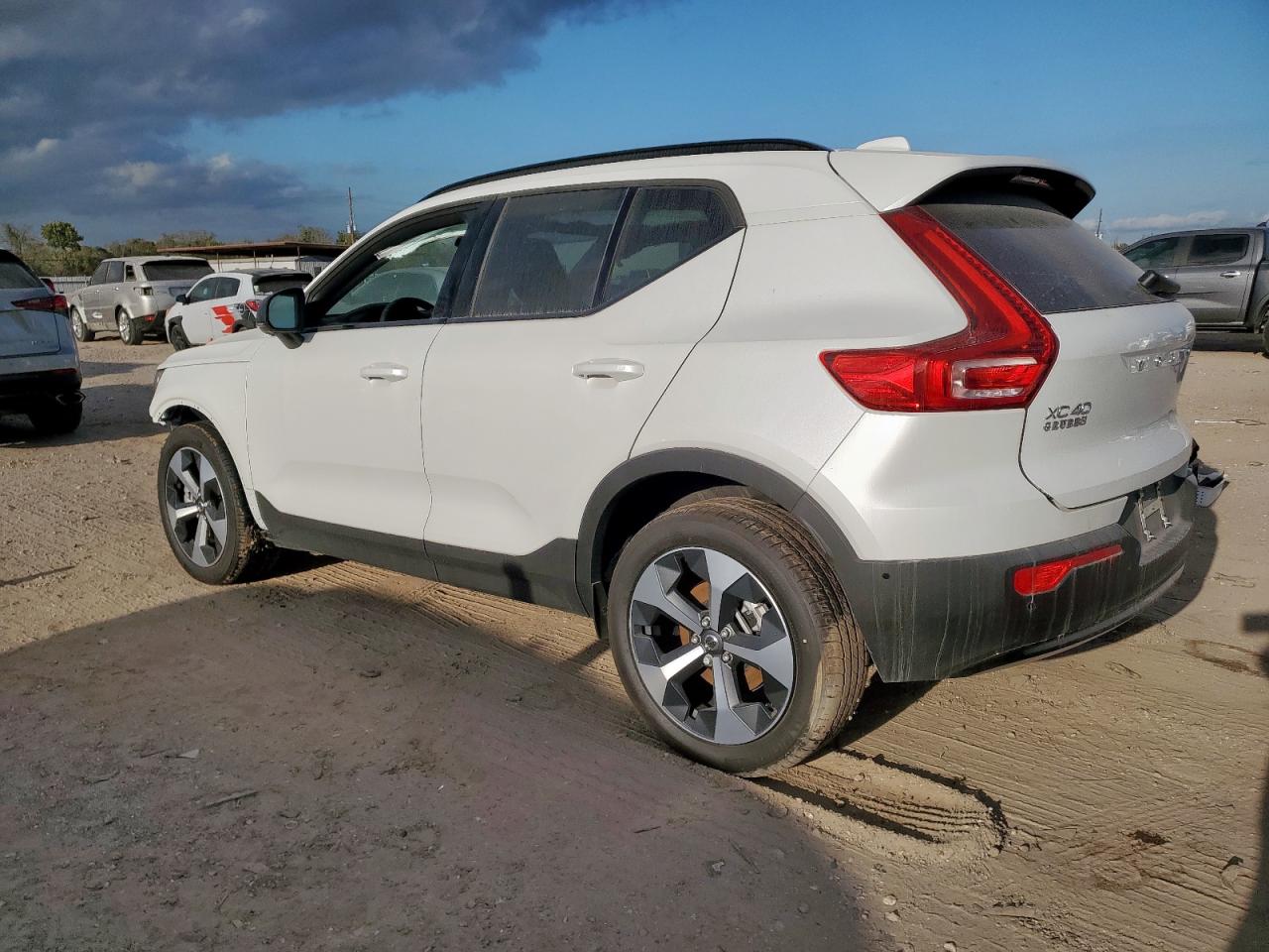 2025 Volvo Xc40 Plus White vin: YV4L12UCXS2598323