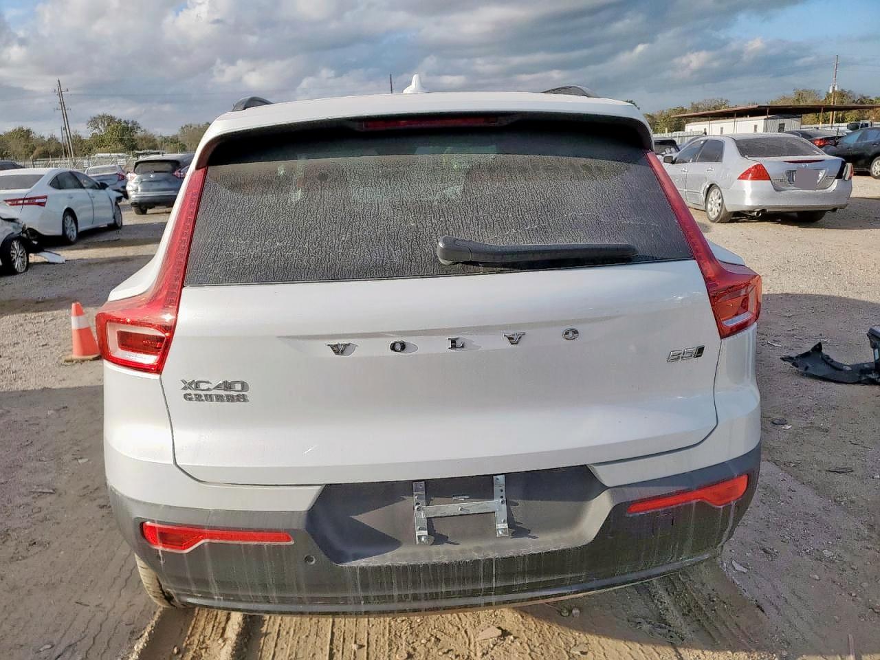 2025 Volvo Xc40 Plus White vin: YV4L12UCXS2598323