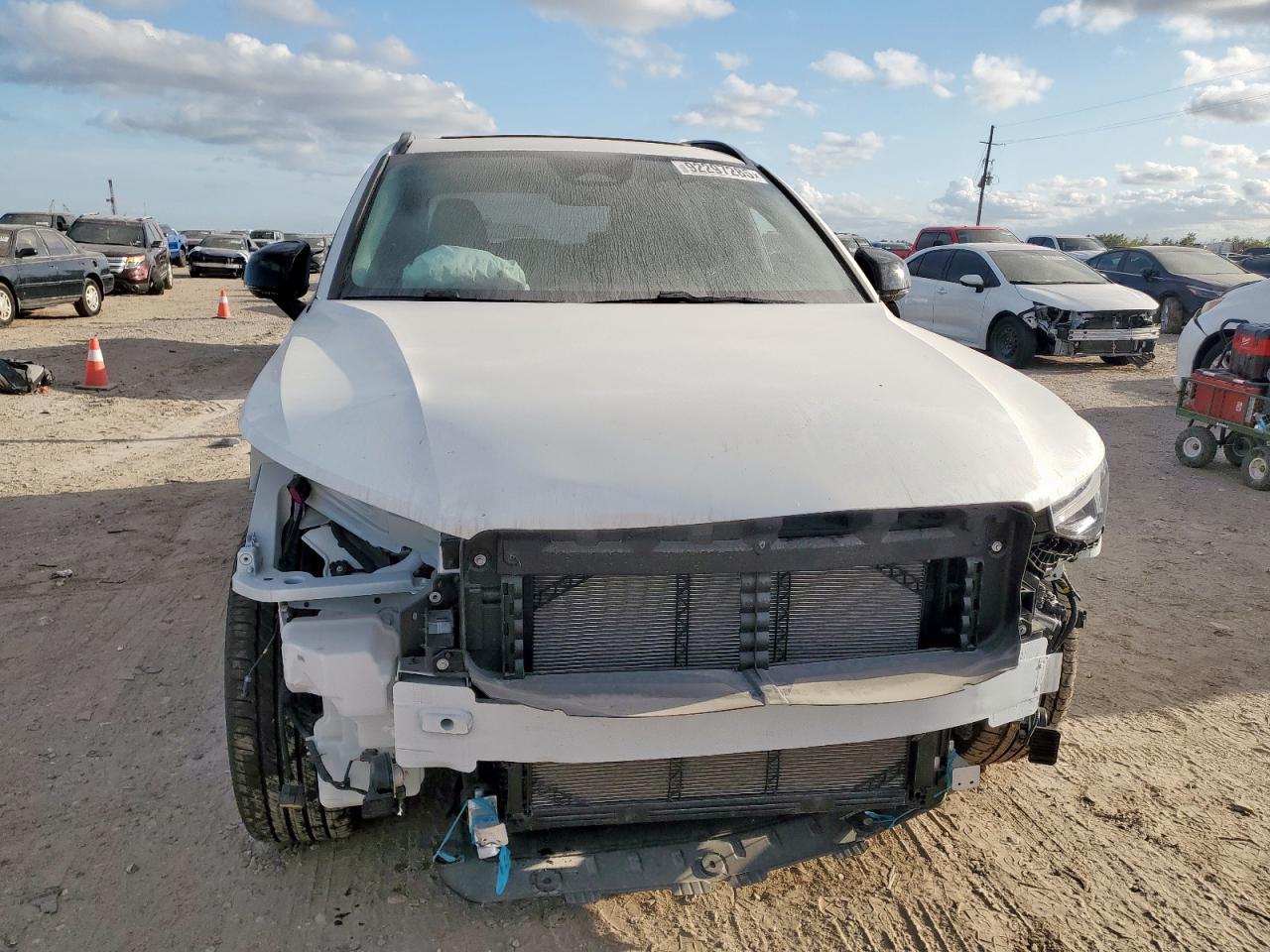 2025 Volvo Xc40 Plus White vin: YV4L12UCXS2598323