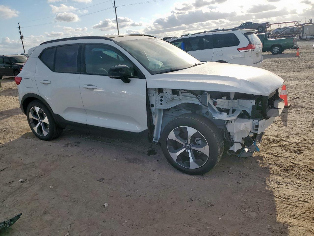 2025 Volvo Xc40 Plus White vin: YV4L12UCXS2598323