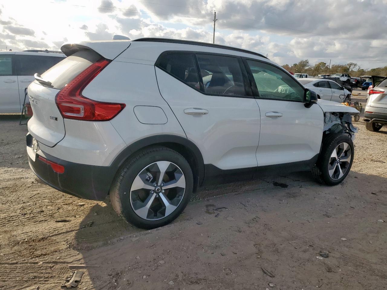 2025 Volvo Xc40 Plus White vin: YV4L12UCXS2598323