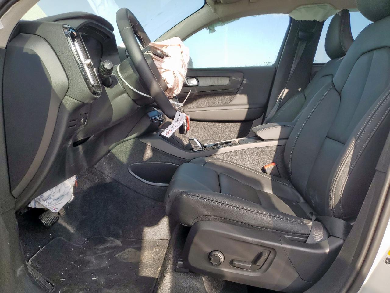 2025 Volvo Xc40 Plus White vin: YV4L12UCXS2598323