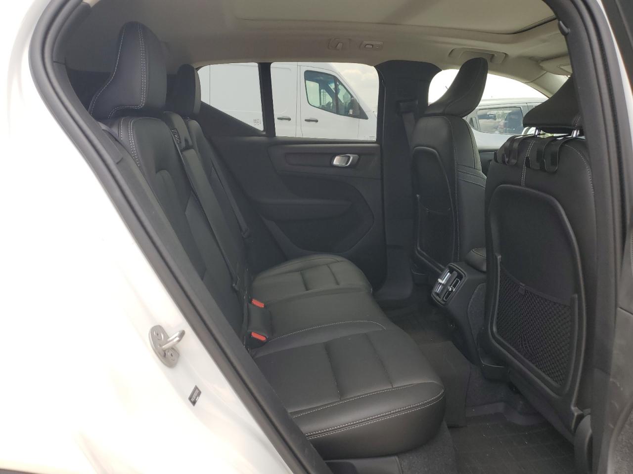 2024 Volvo Xc40 Plus White vin: YV4L12UE1R2372943