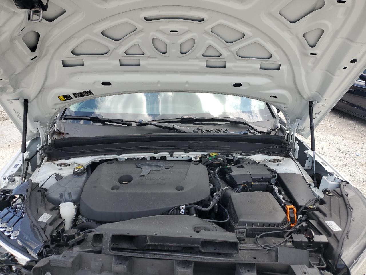 2024 Volvo Xc40 Plus White vin: YV4L12UE1R2372943