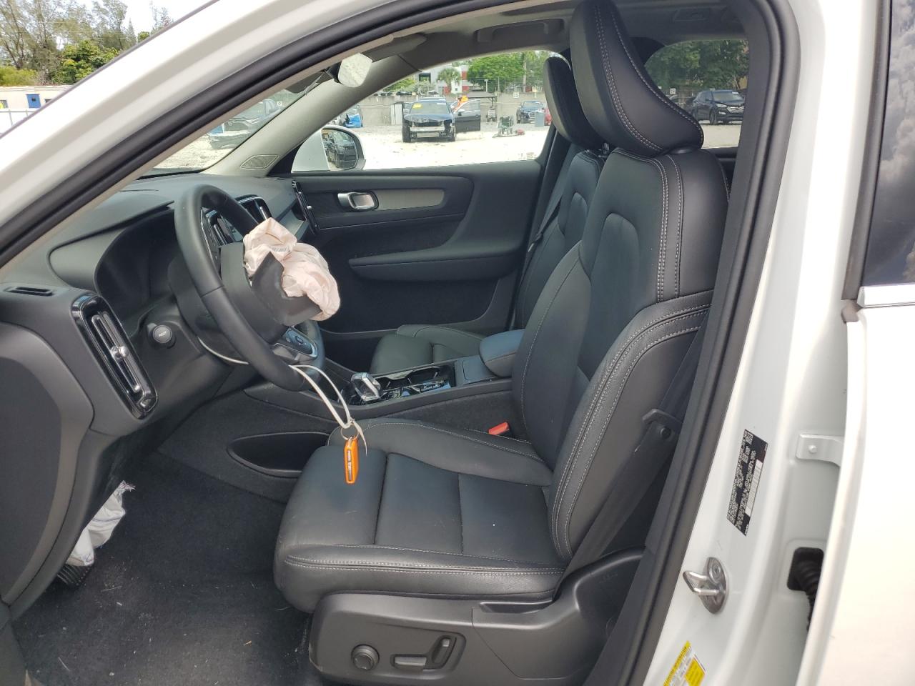 2024 Volvo Xc40 Plus White vin: YV4L12UE1R2372943