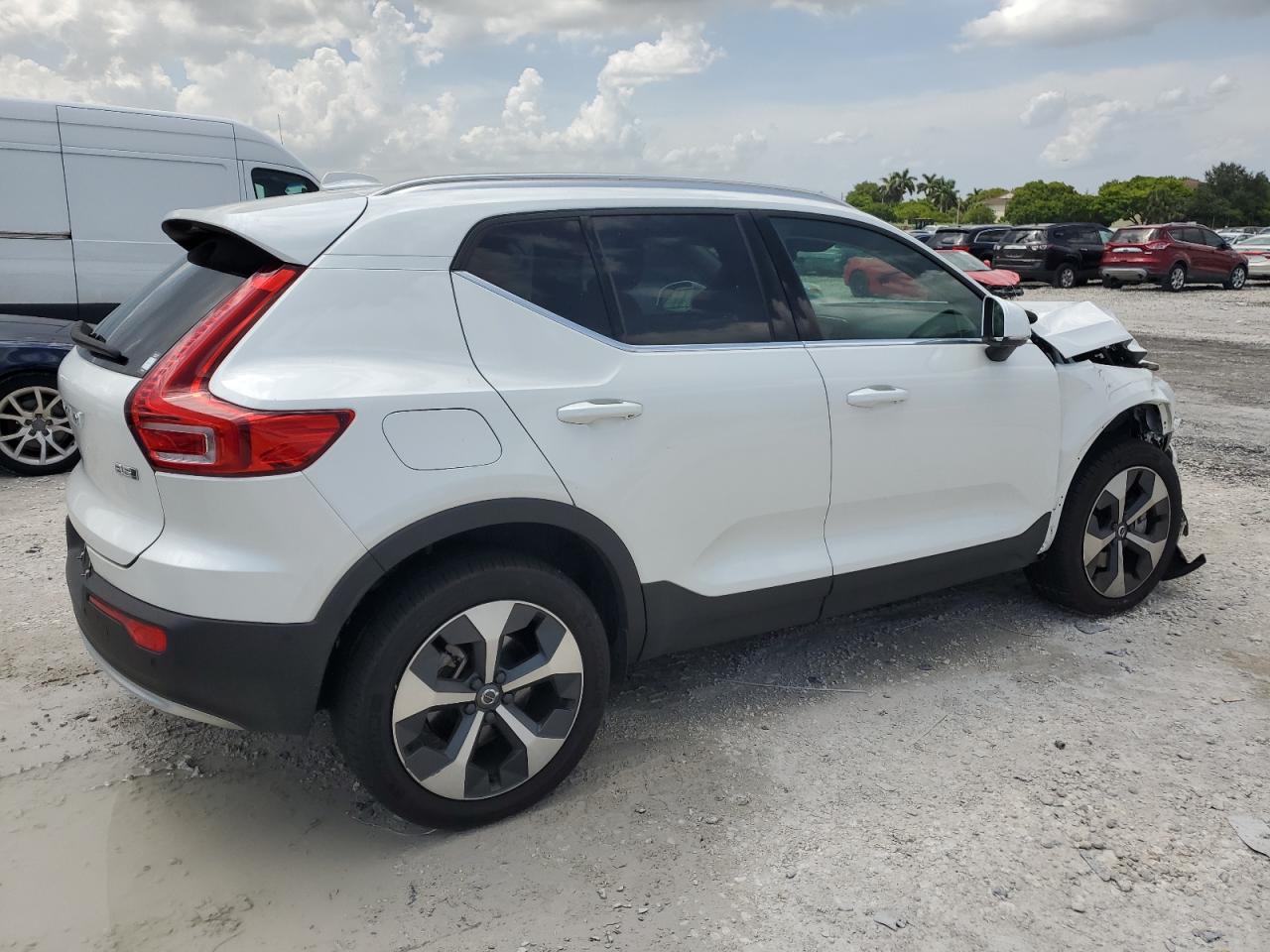 2024 Volvo Xc40 Plus White vin: YV4L12UE1R2372943