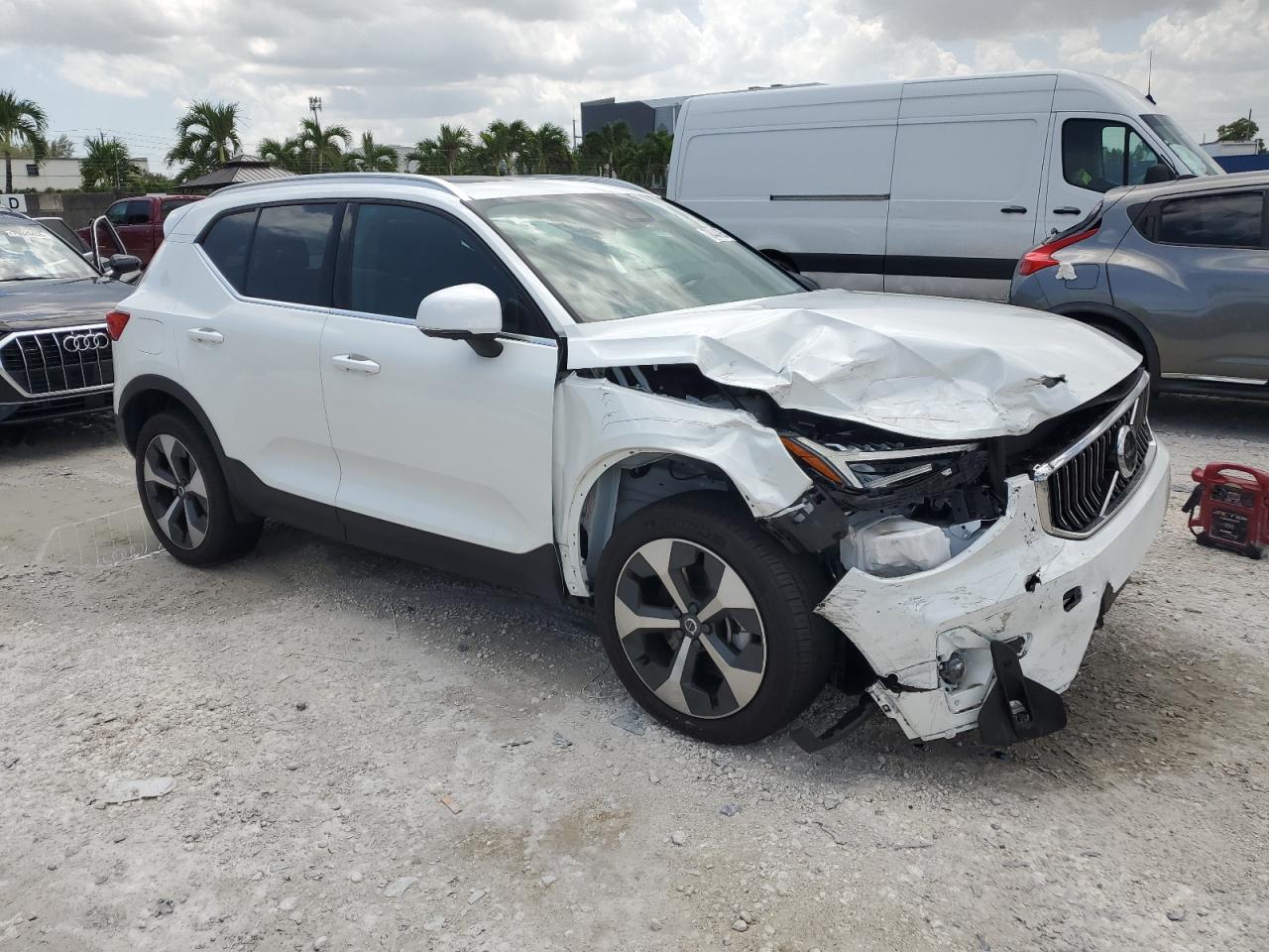 2024 Volvo Xc40 Plus White vin: YV4L12UE1R2372943