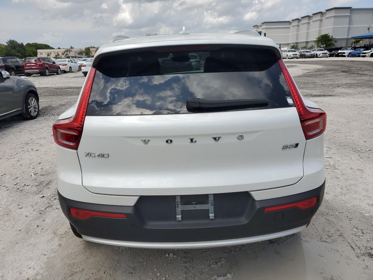 2024 Volvo Xc40 Plus White vin: YV4L12UE1R2372943