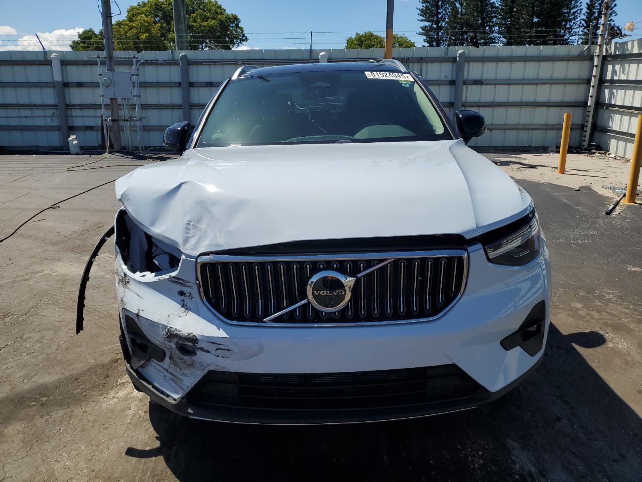 2024 Volvo Xc40 Plus White vin: YV4L12UE1R2379682