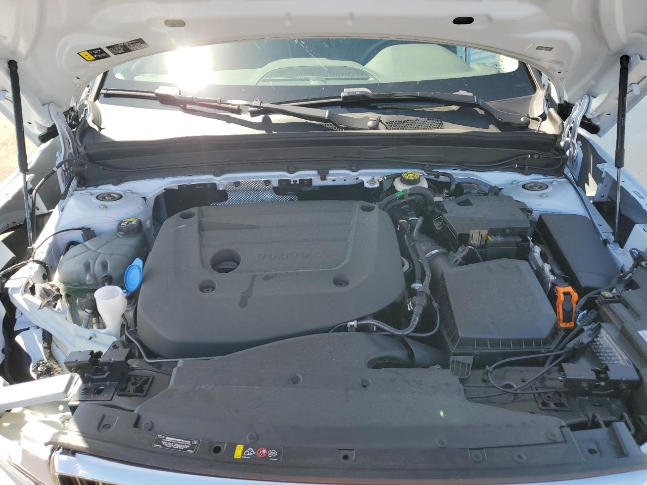 2024 Volvo Xc40 Plus White vin: YV4L12UE1R2379682