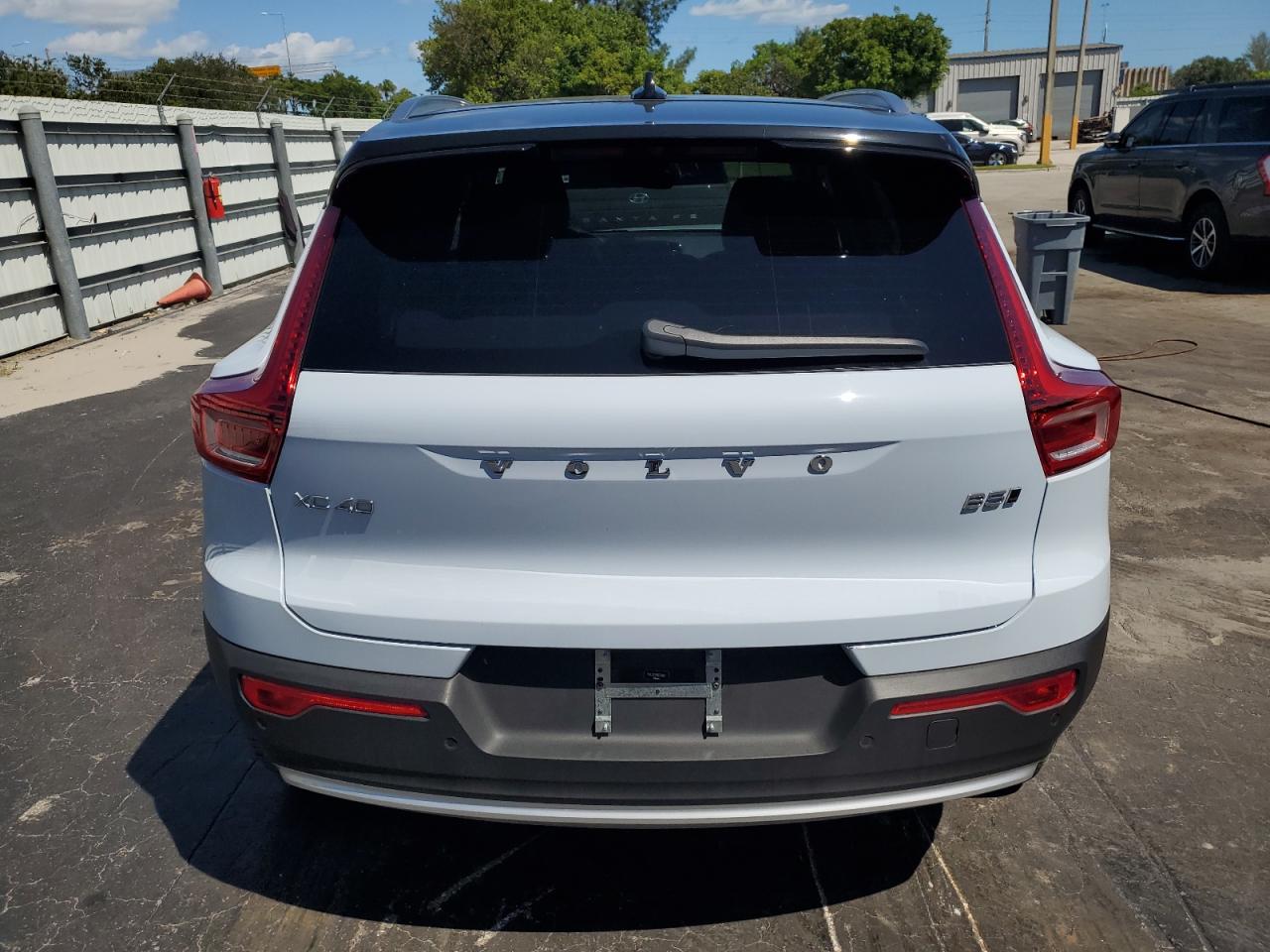 2024 Volvo Xc40 Plus White vin: YV4L12UE1R2379682