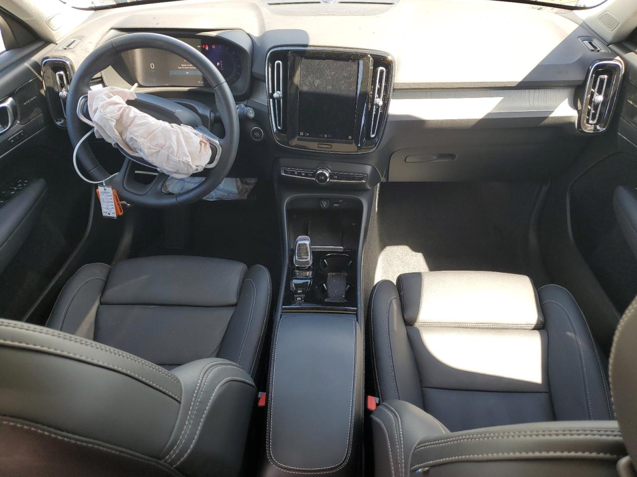 2024 Volvo Xc40 Plus White vin: YV4L12UE1R2379682