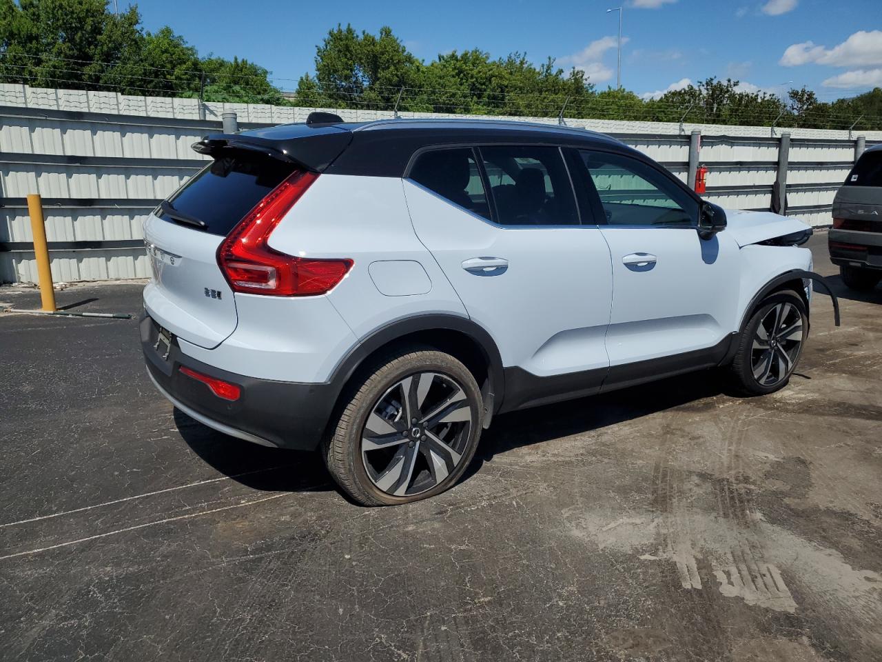 2024 Volvo Xc40 Plus White vin: YV4L12UE1R2379682