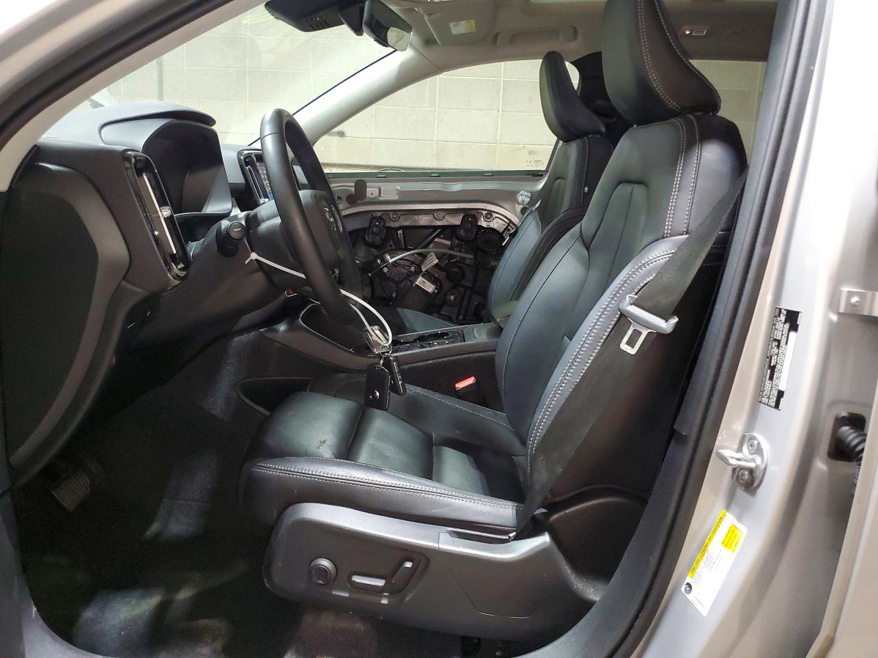 2025 Volvo Xc40 Plus Silver vin: YV4L12UE8S2490266