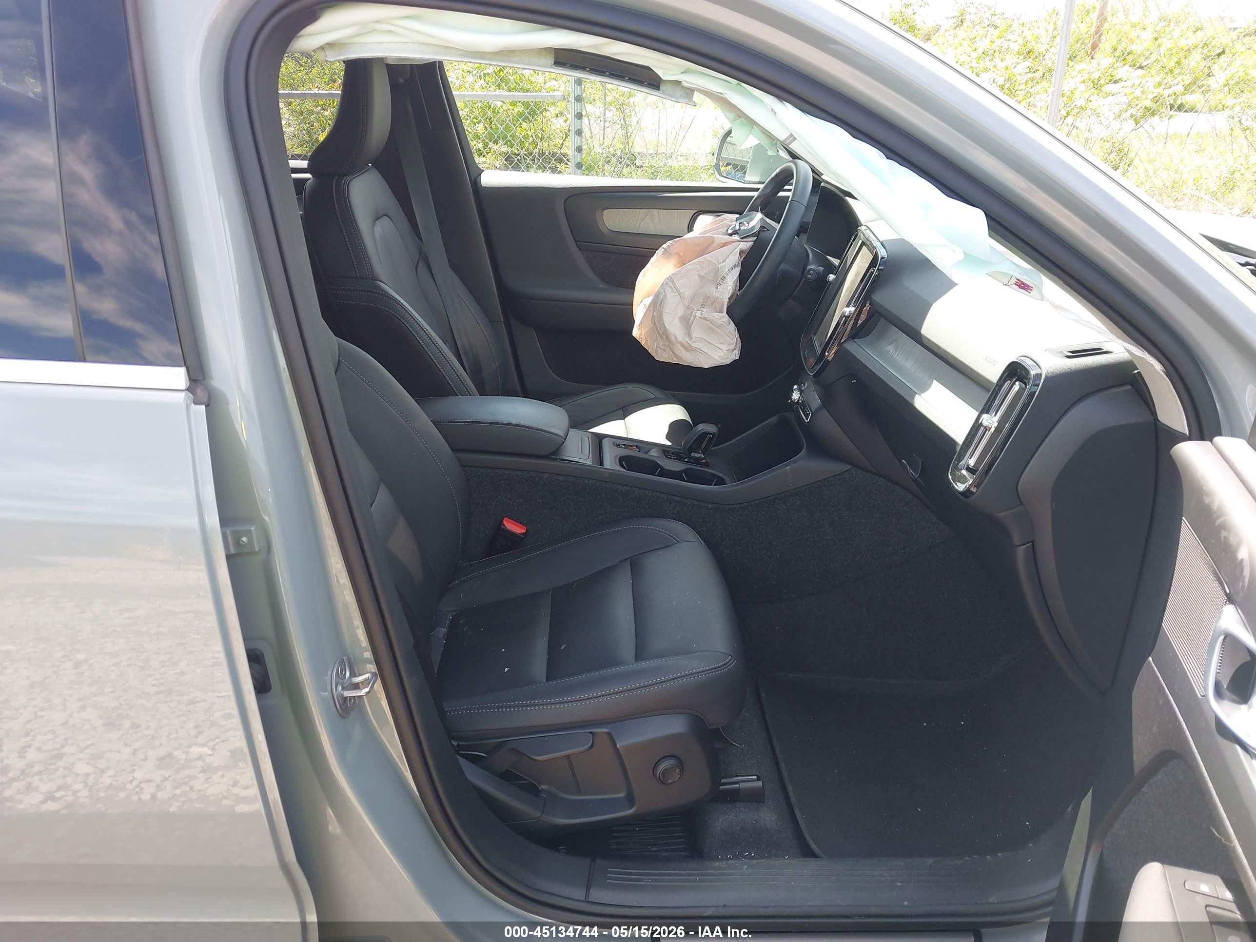 2025 Volvo Xc40 B5 Core Bright Theme Серый vin: YV4L12UJ4S2566191