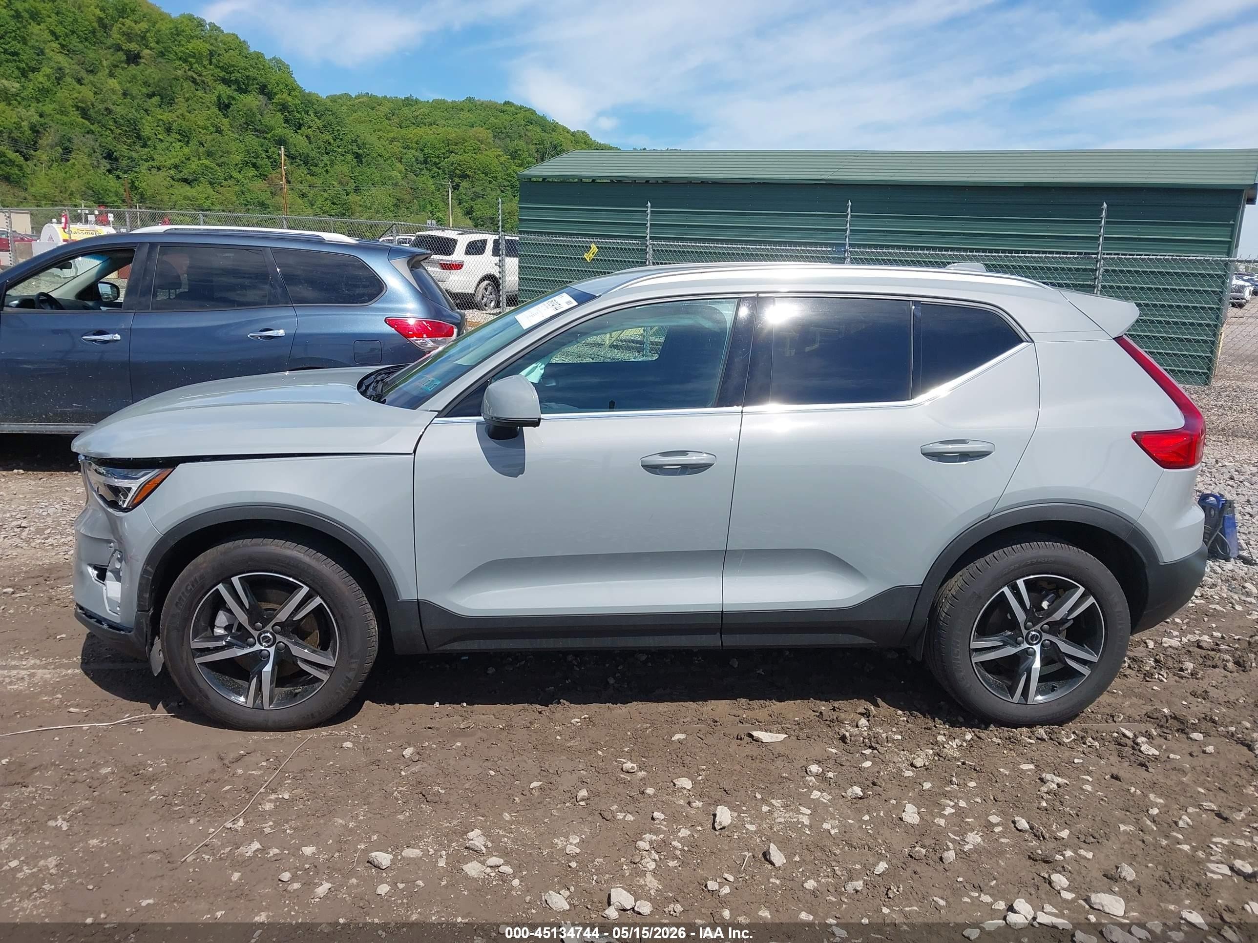 2025 Volvo Xc40 B5 Core Bright Theme Серый vin: YV4L12UJ4S2566191
