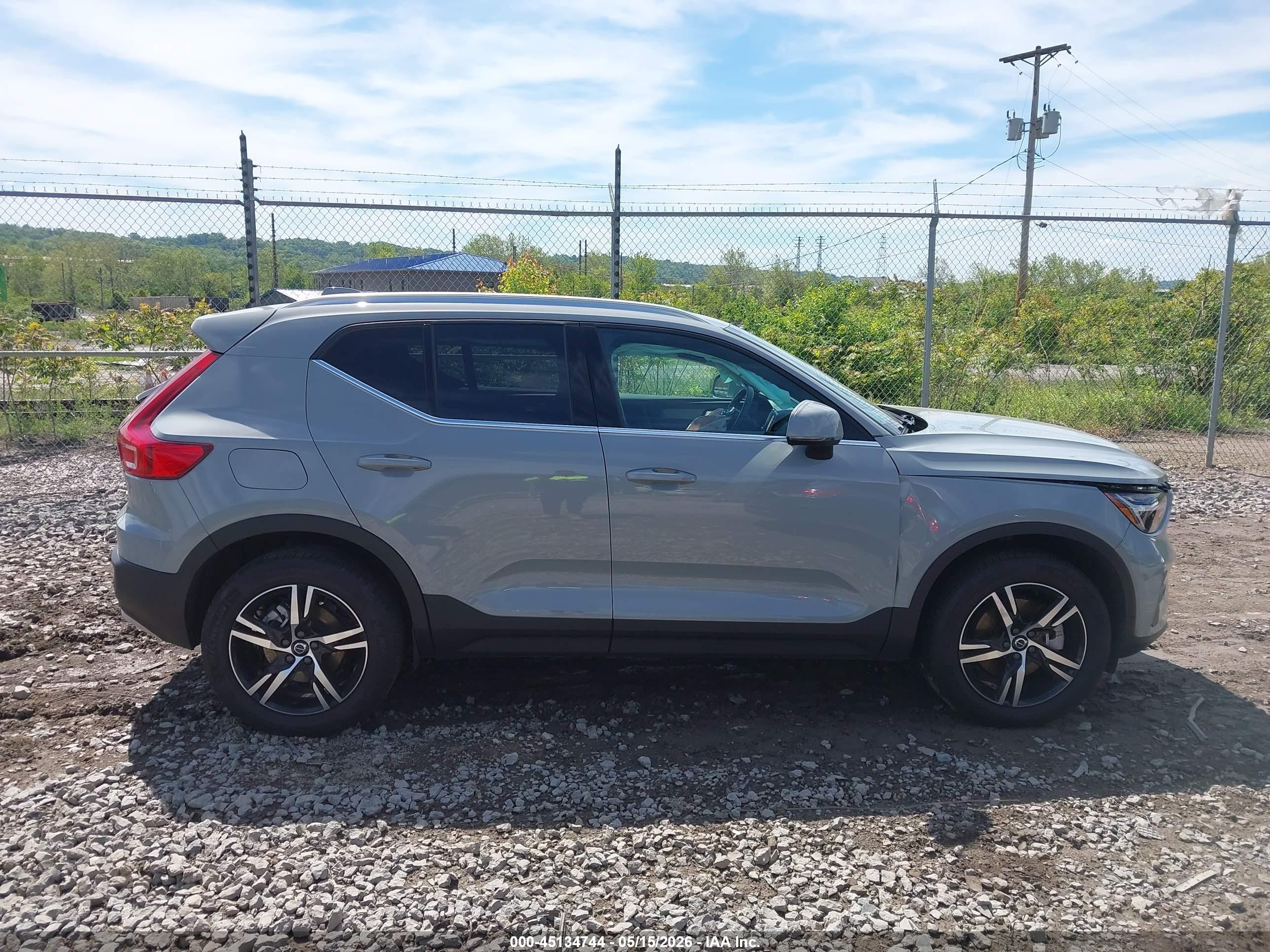 2025 Volvo Xc40 B5 Core Bright Theme Серый vin: YV4L12UJ4S2566191