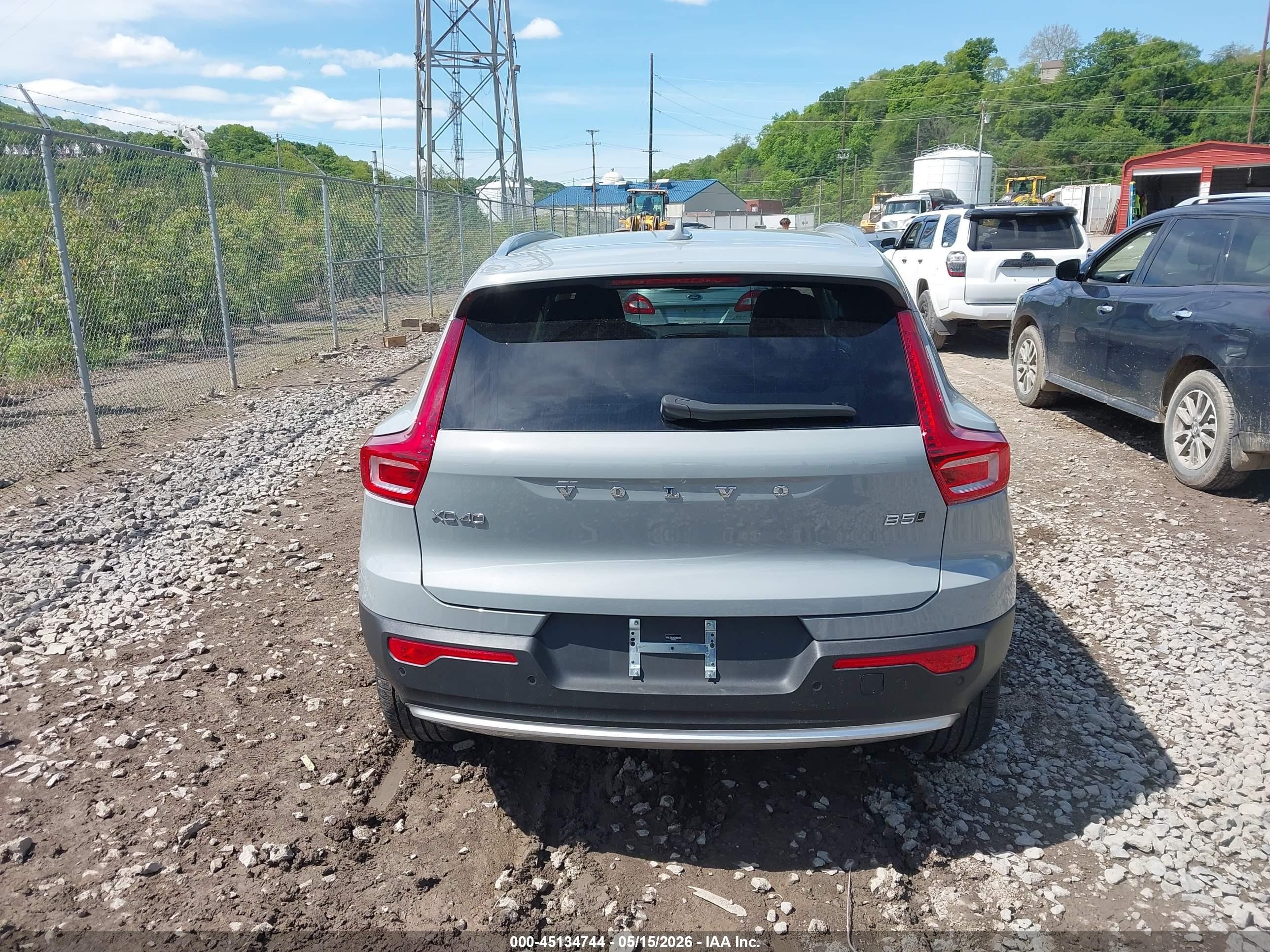 2025 Volvo Xc40 B5 Core Bright Theme Серый vin: YV4L12UJ4S2566191