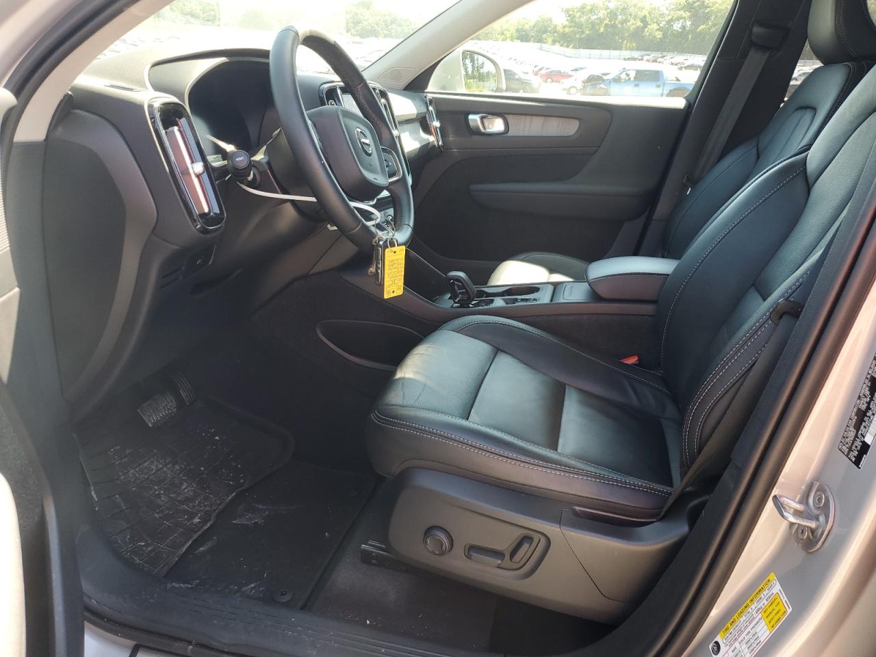 2024 Volvo Xc40 Core Silver vin: YV4L12UK1R2202815